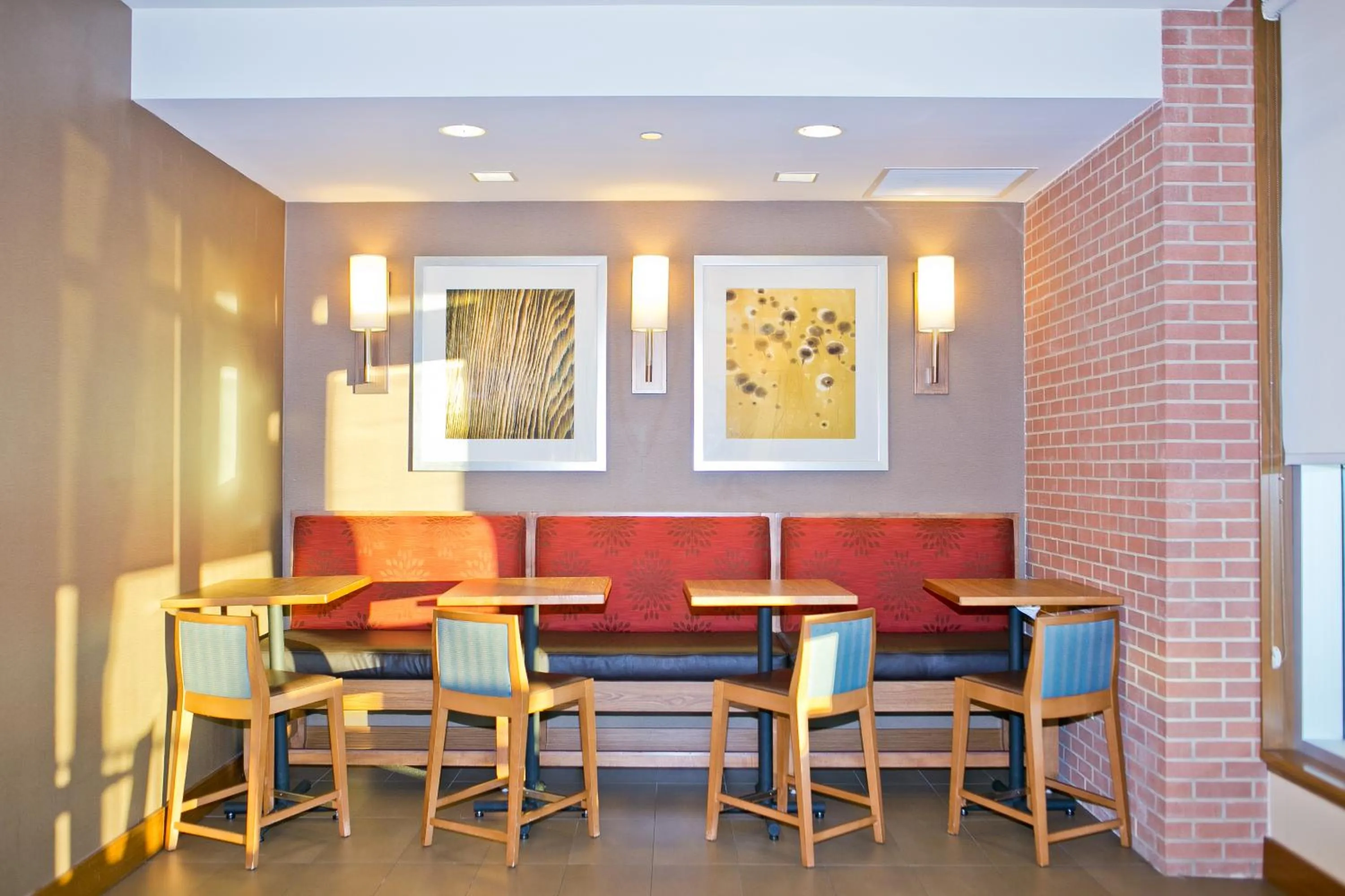 Lounge or bar in Hyatt Place Pensacola Airport