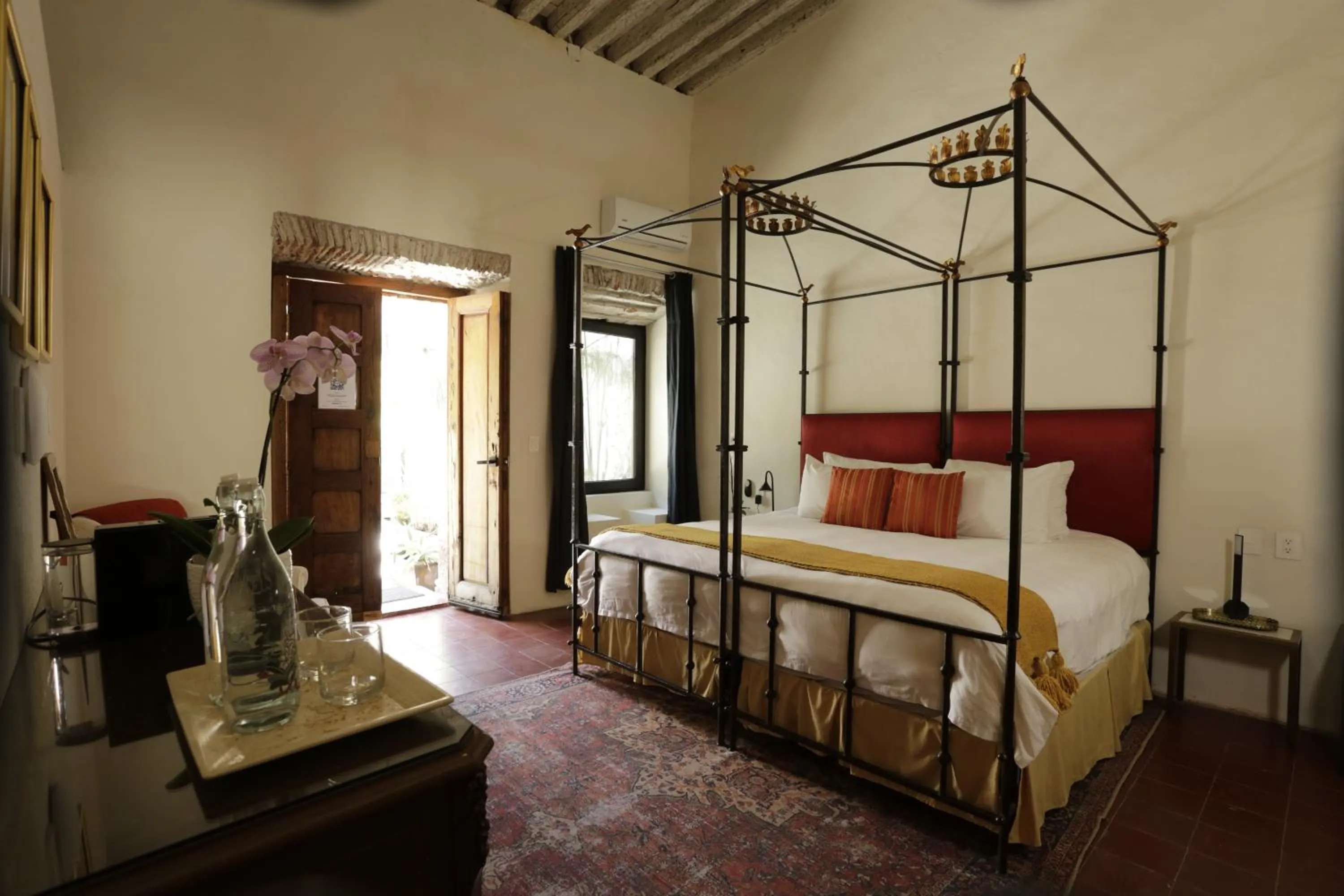 Photo of the whole room, Bed in Orchid House San Miguel de Allende