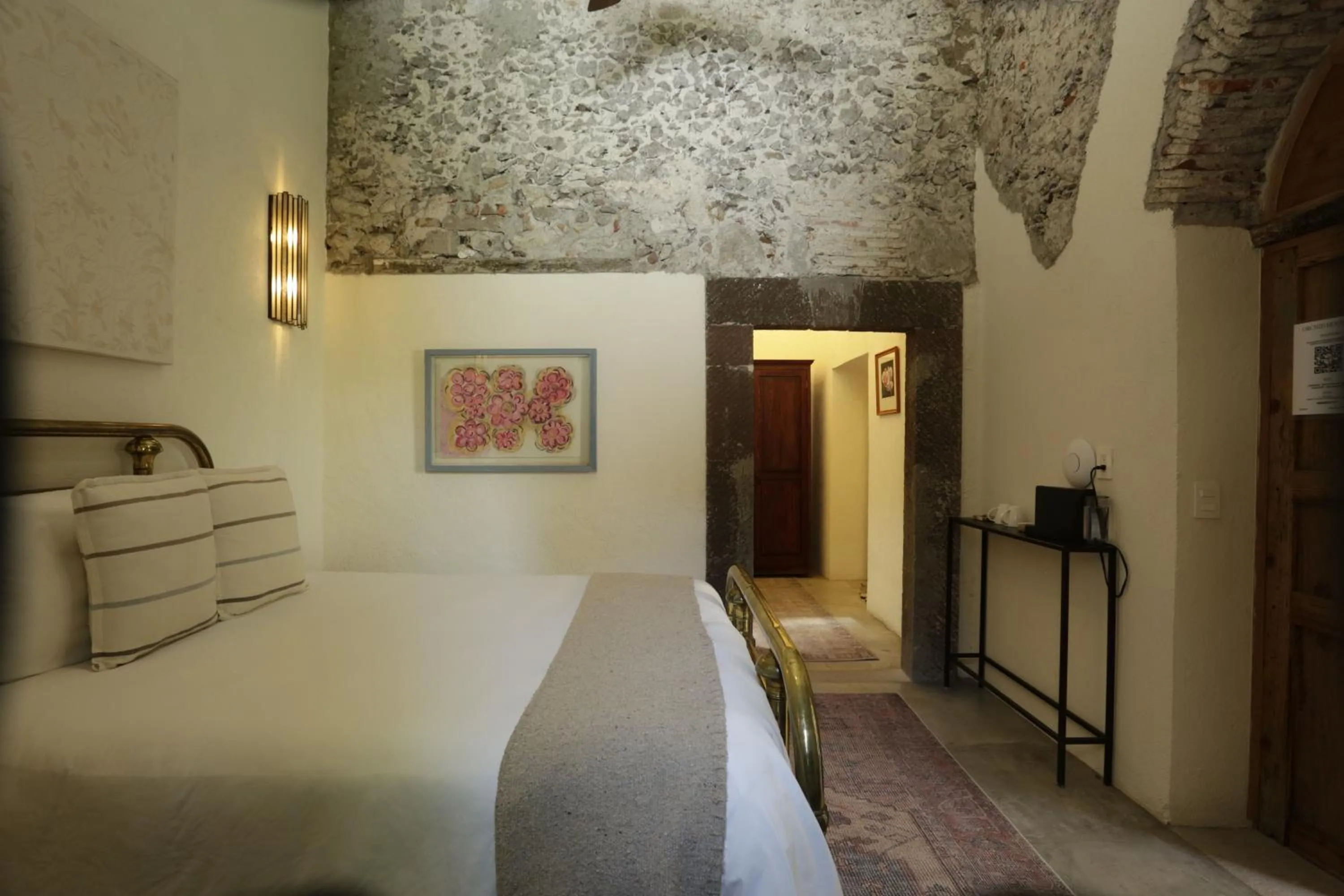 Photo of the whole room, Bed in Orchid House San Miguel de Allende