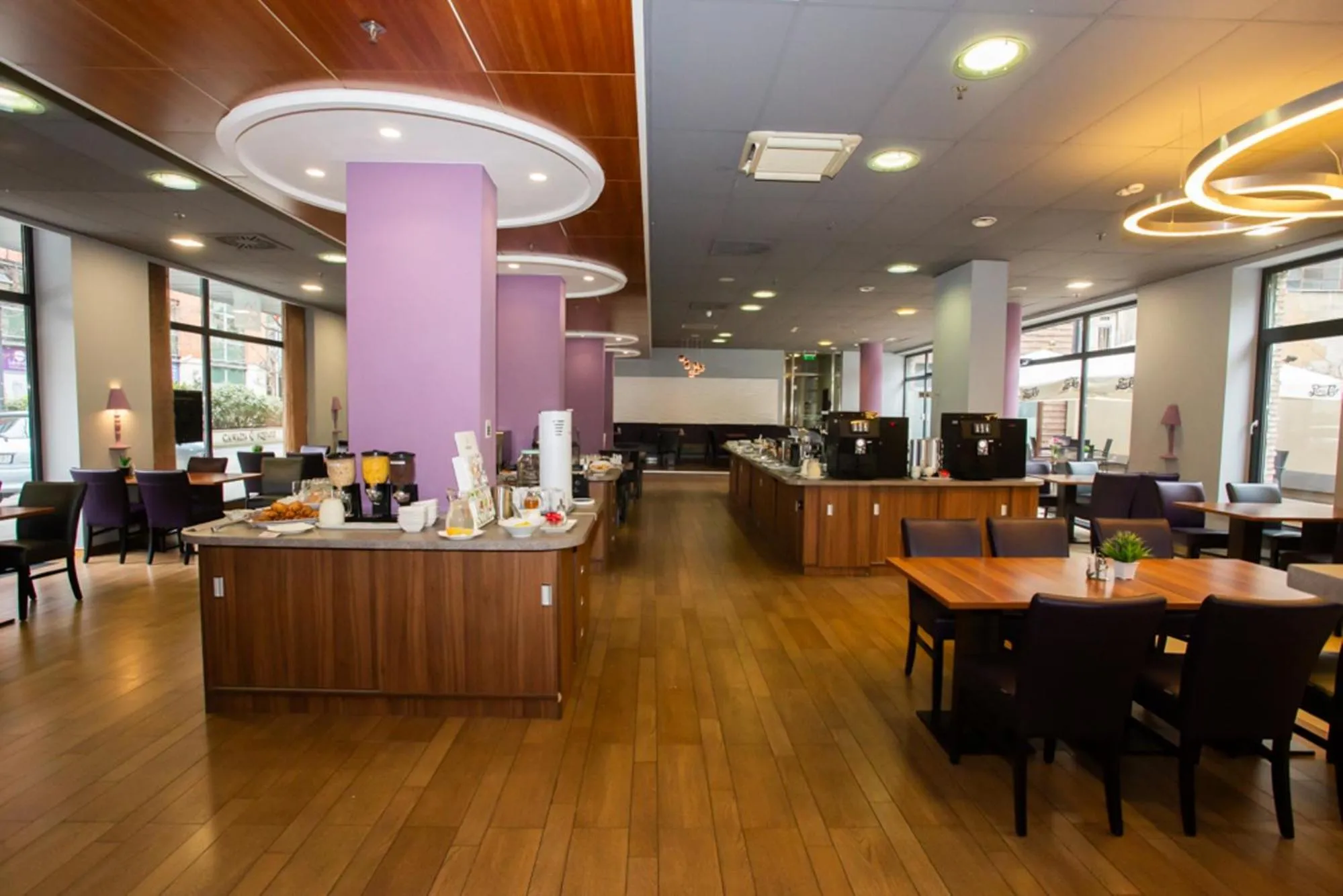 Restaurant/places to eat in Hotel Regnum Residence