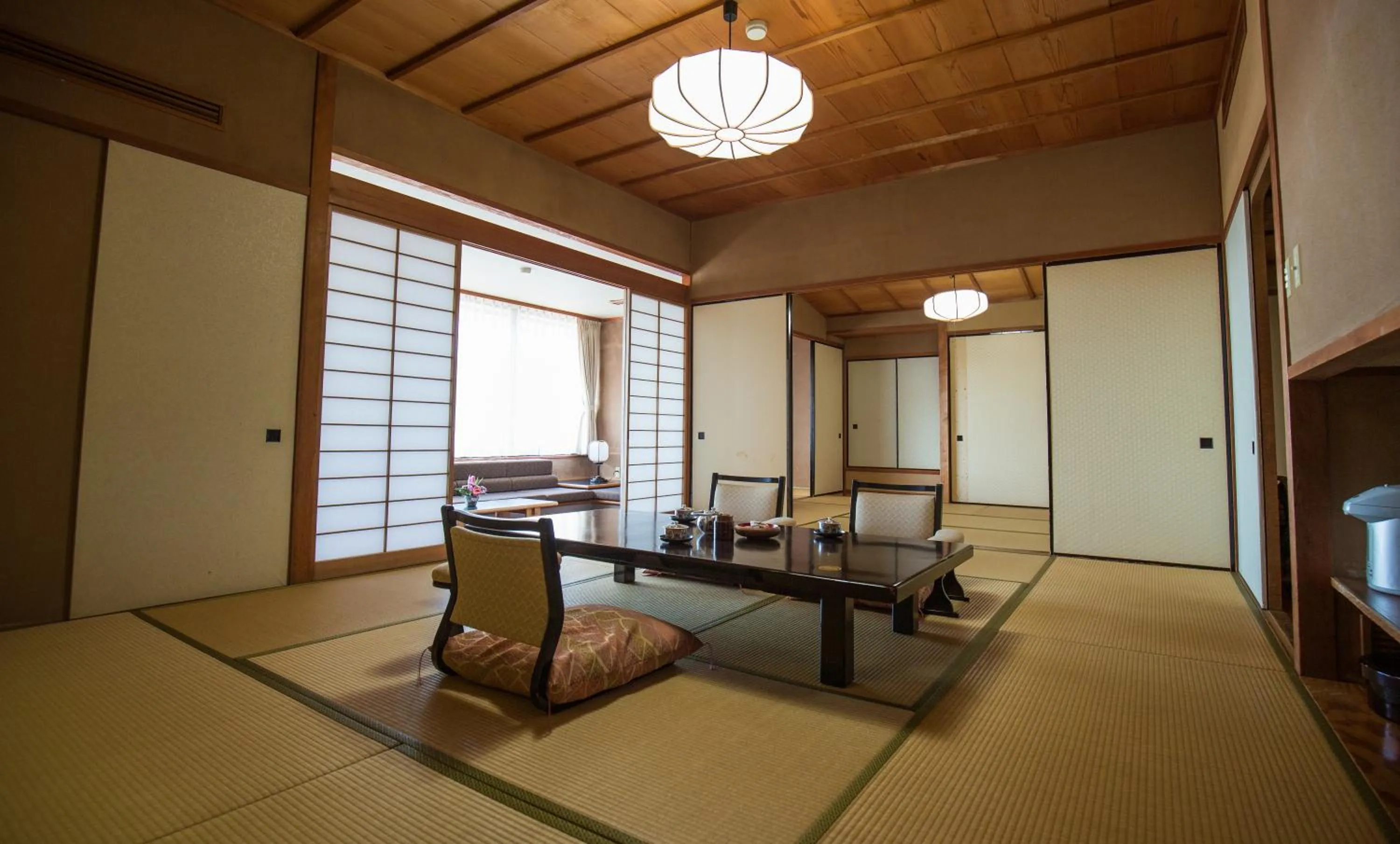 Photo of the whole room in Sakahijiri gyokushoen