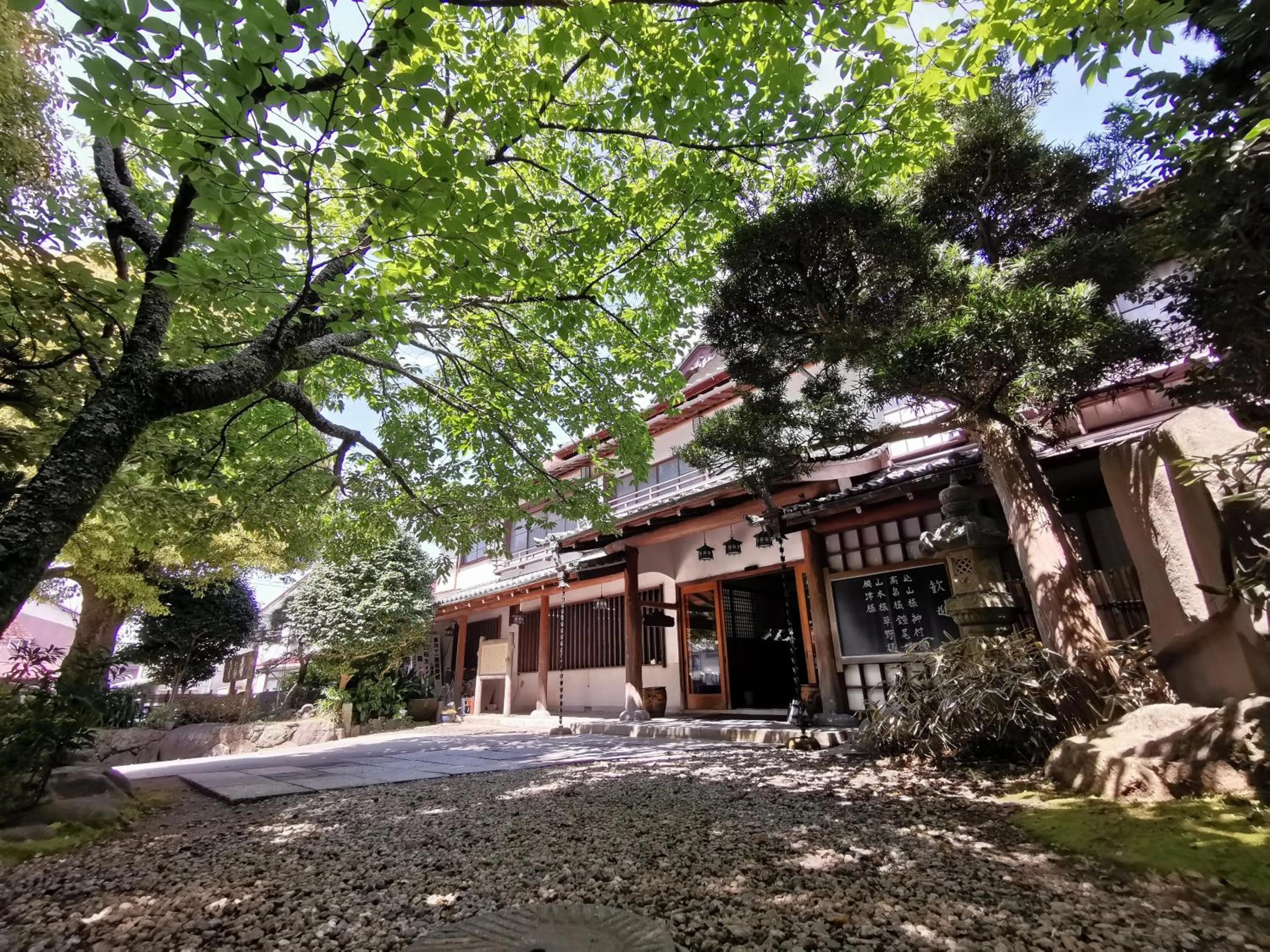 Facade/entrance in Sakahijiri gyokushoen