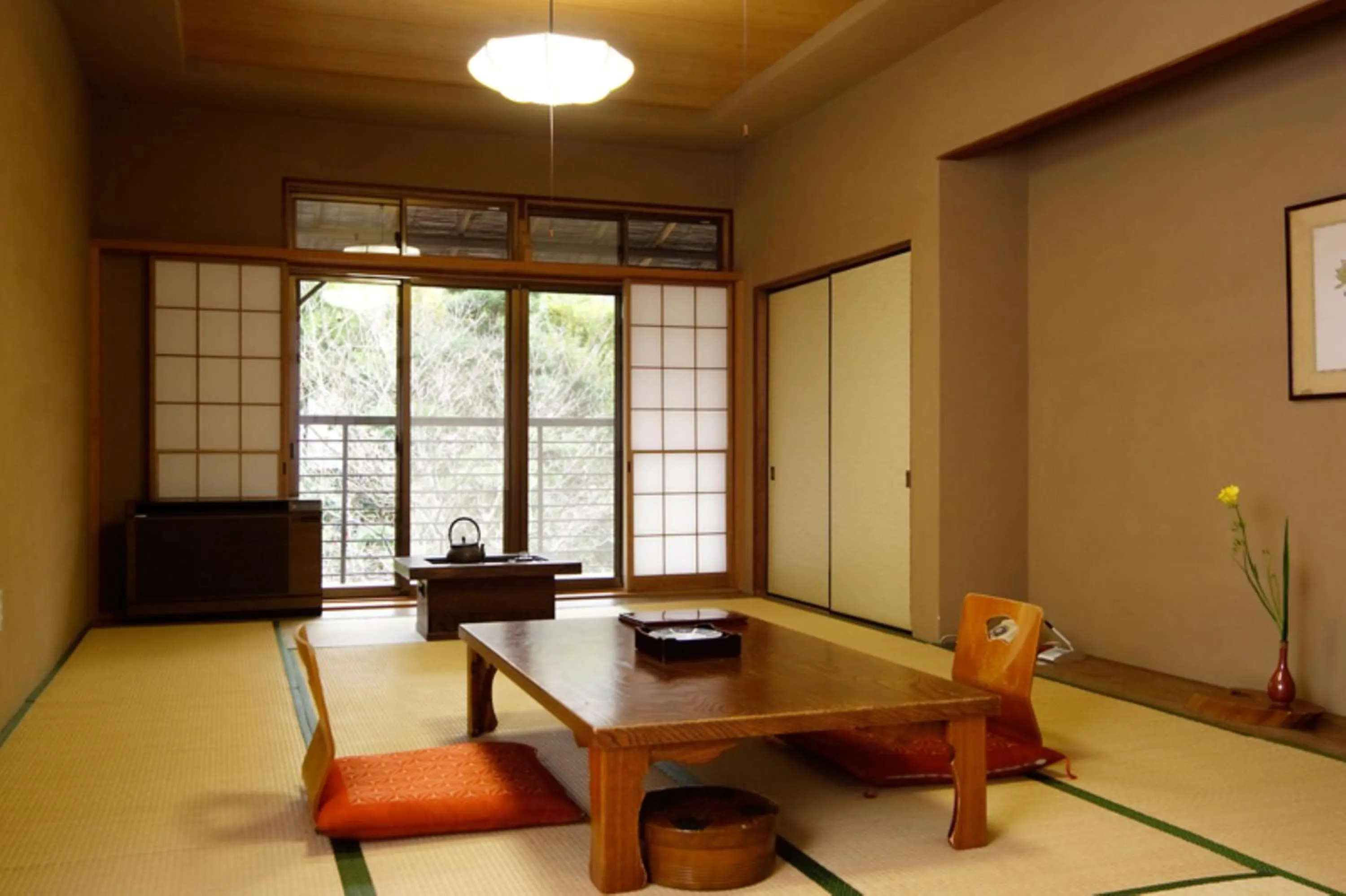 Photo of the whole room in Sakahijiri gyokushoen