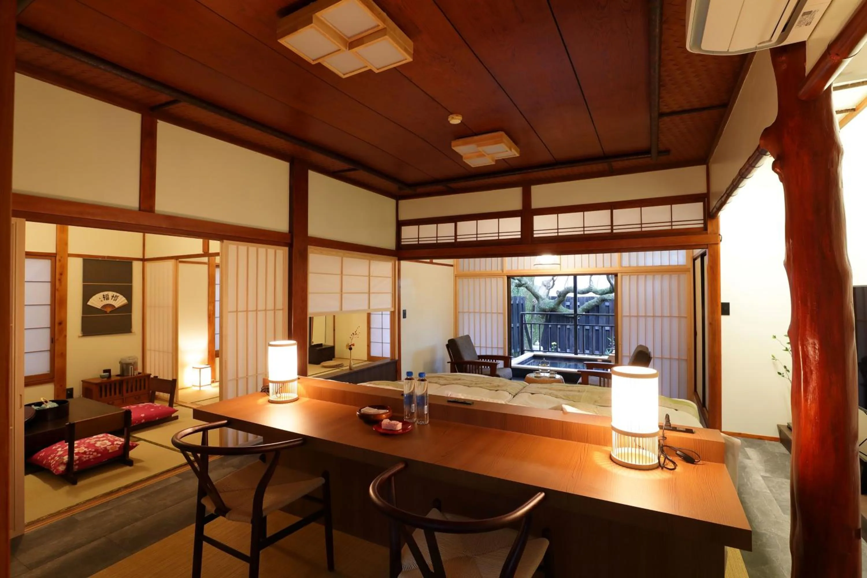 Photo of the whole room in Sakahijiri gyokushoen