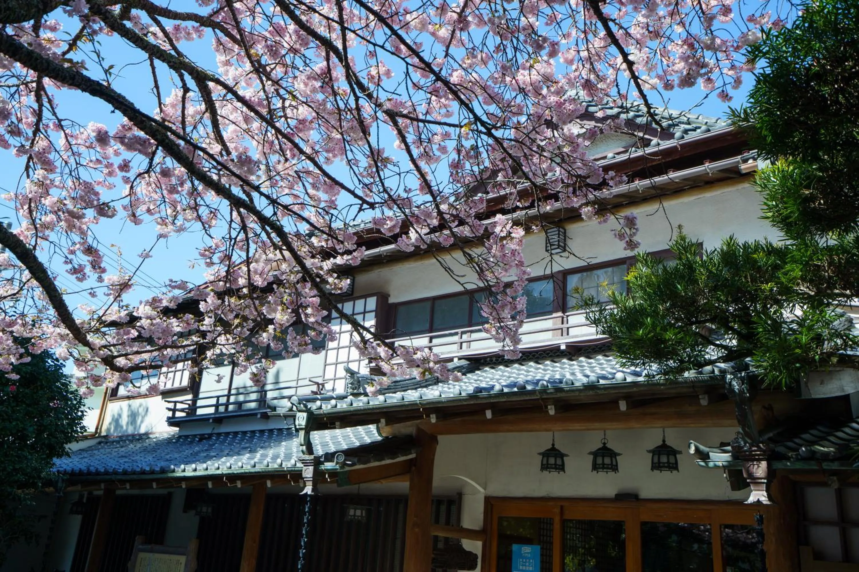 Facade/entrance in Sakahijiri gyokushoen