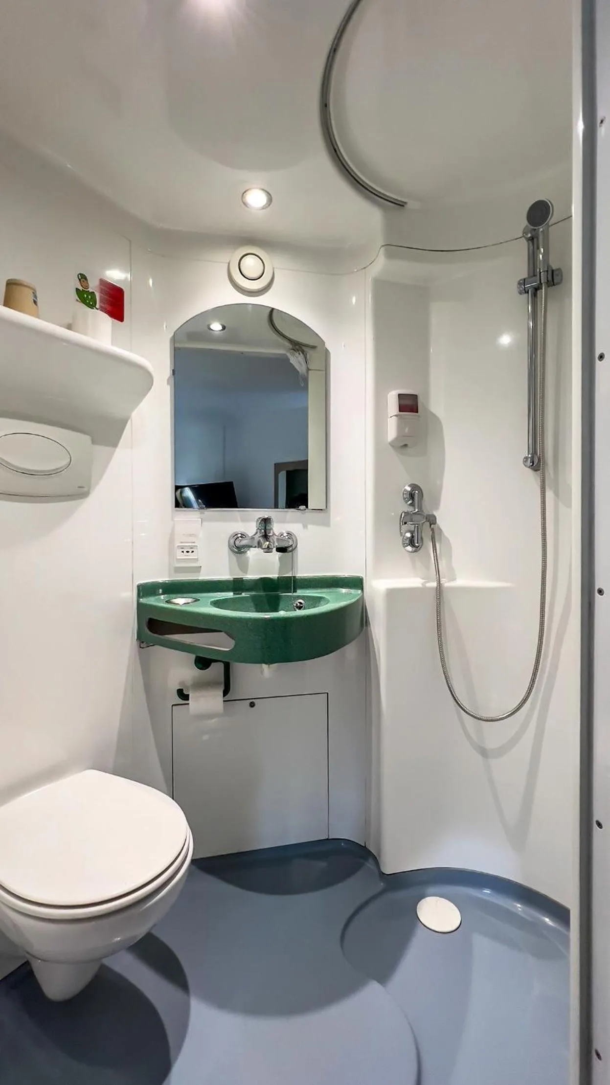 Shower in Fasthotel Le Mans Nord FH CONFORT