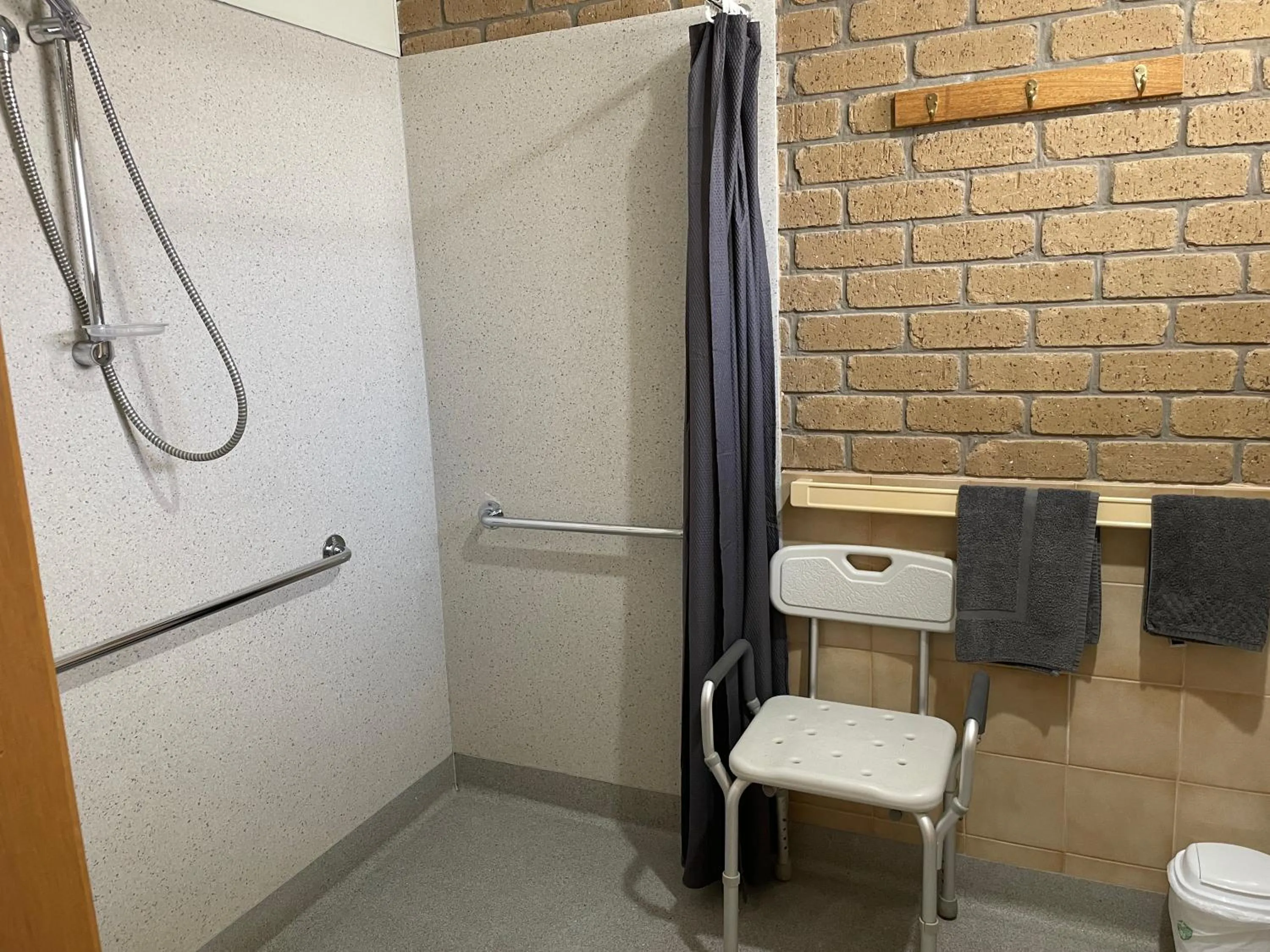 Bathroom in Darling Junction Motor Inn