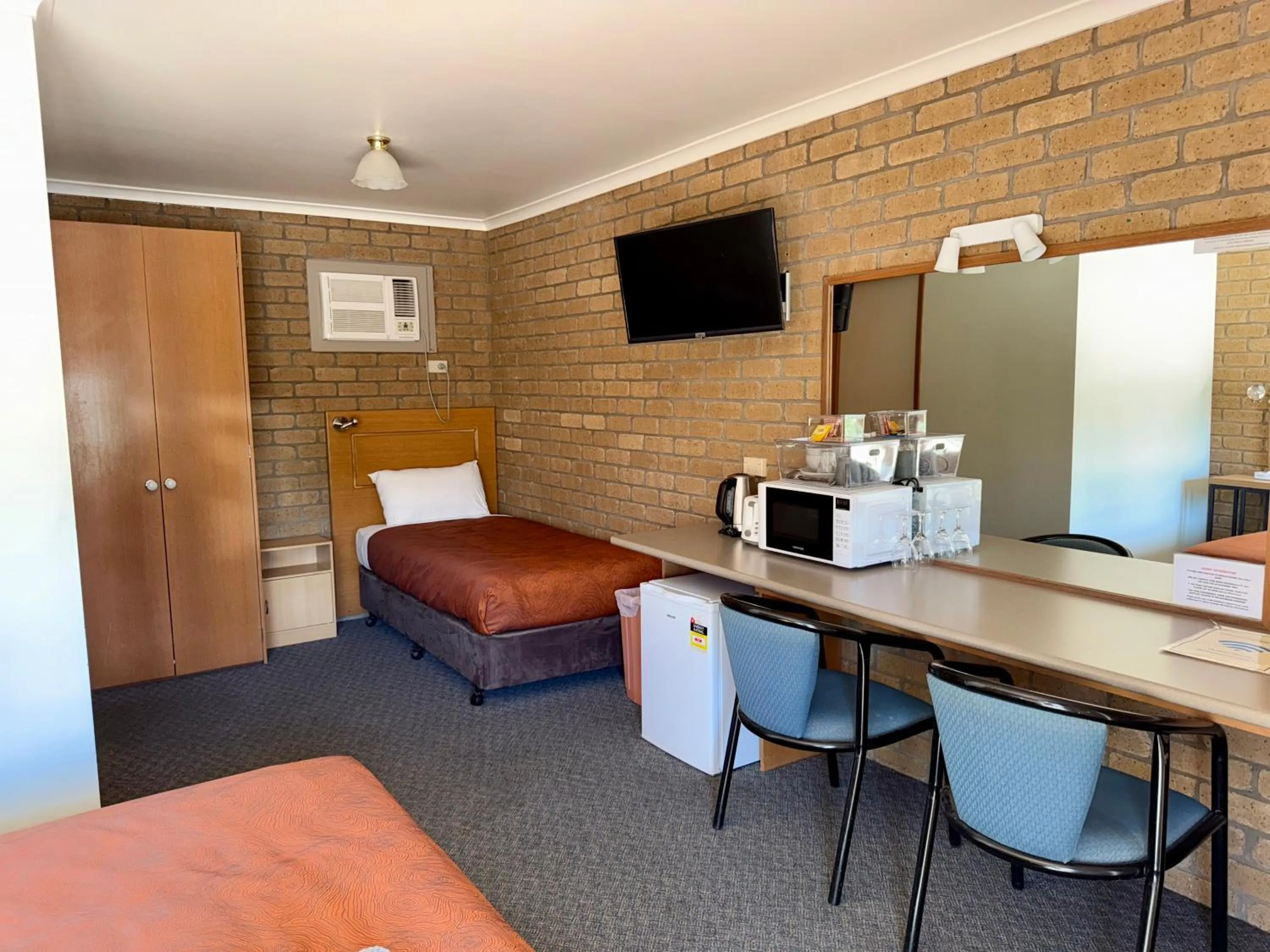Bedroom, Bed in Darling Junction Motor Inn
