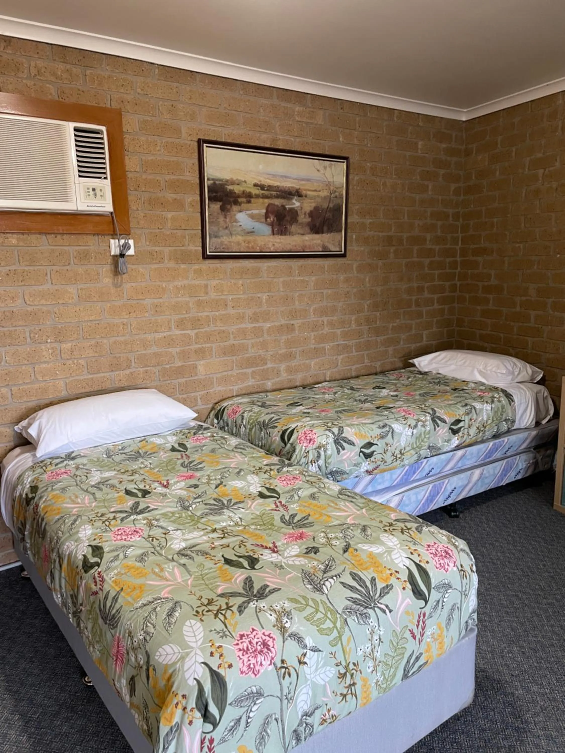 Bed in Darling Junction Motor Inn