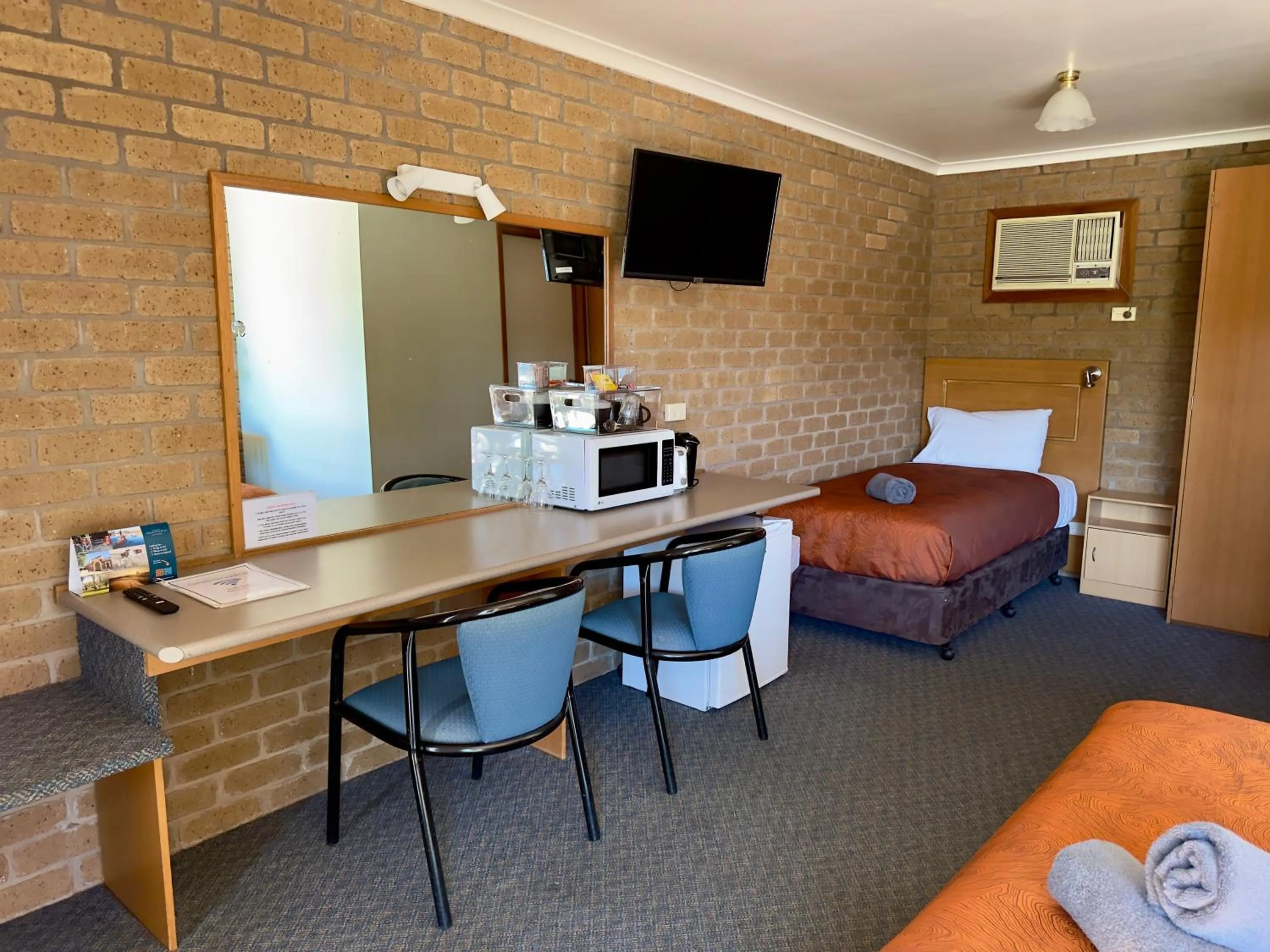 Bedroom, Bed in Darling Junction Motor Inn