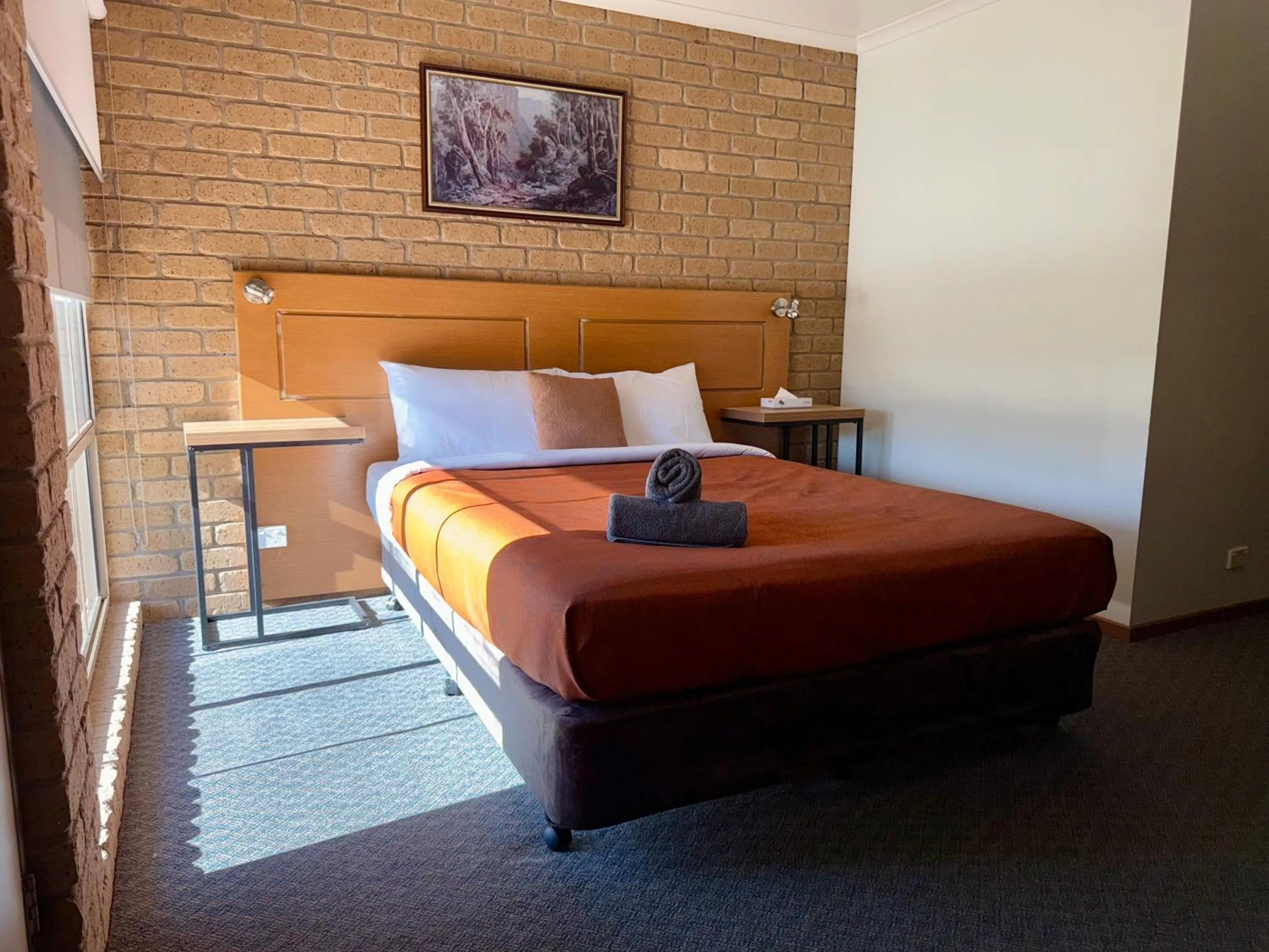 Photo of the whole room, Bed in Darling Junction Motor Inn