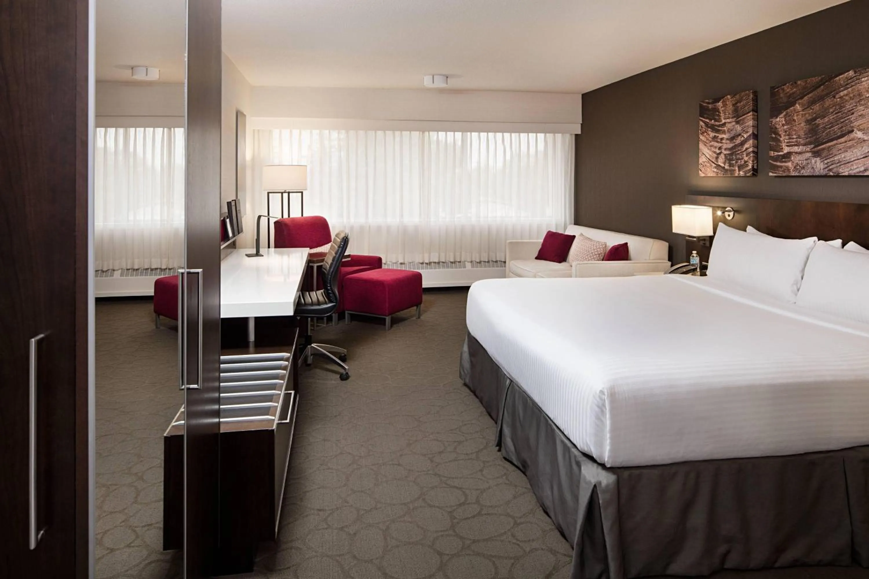 Photo of the whole room, Bed in Delta Hotels by Marriott Calgary South