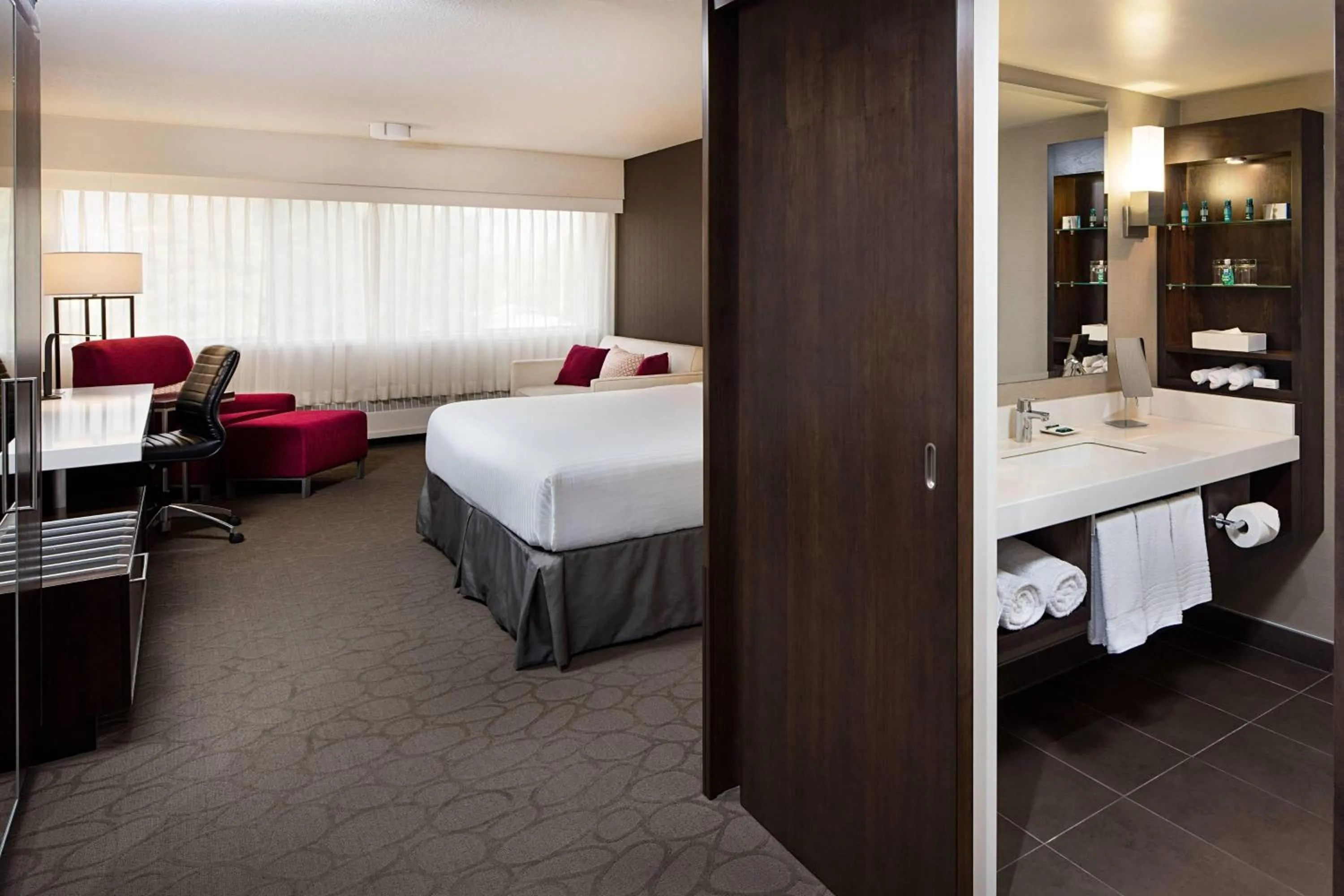 Photo of the whole room, Bed in Delta Hotels by Marriott Calgary South