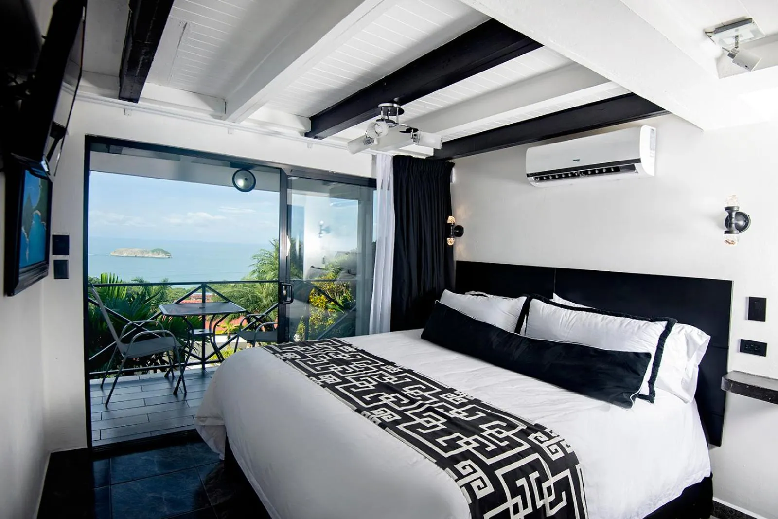Bed in Villa Roca Boutique Resort & Suites - ADULT ONLY