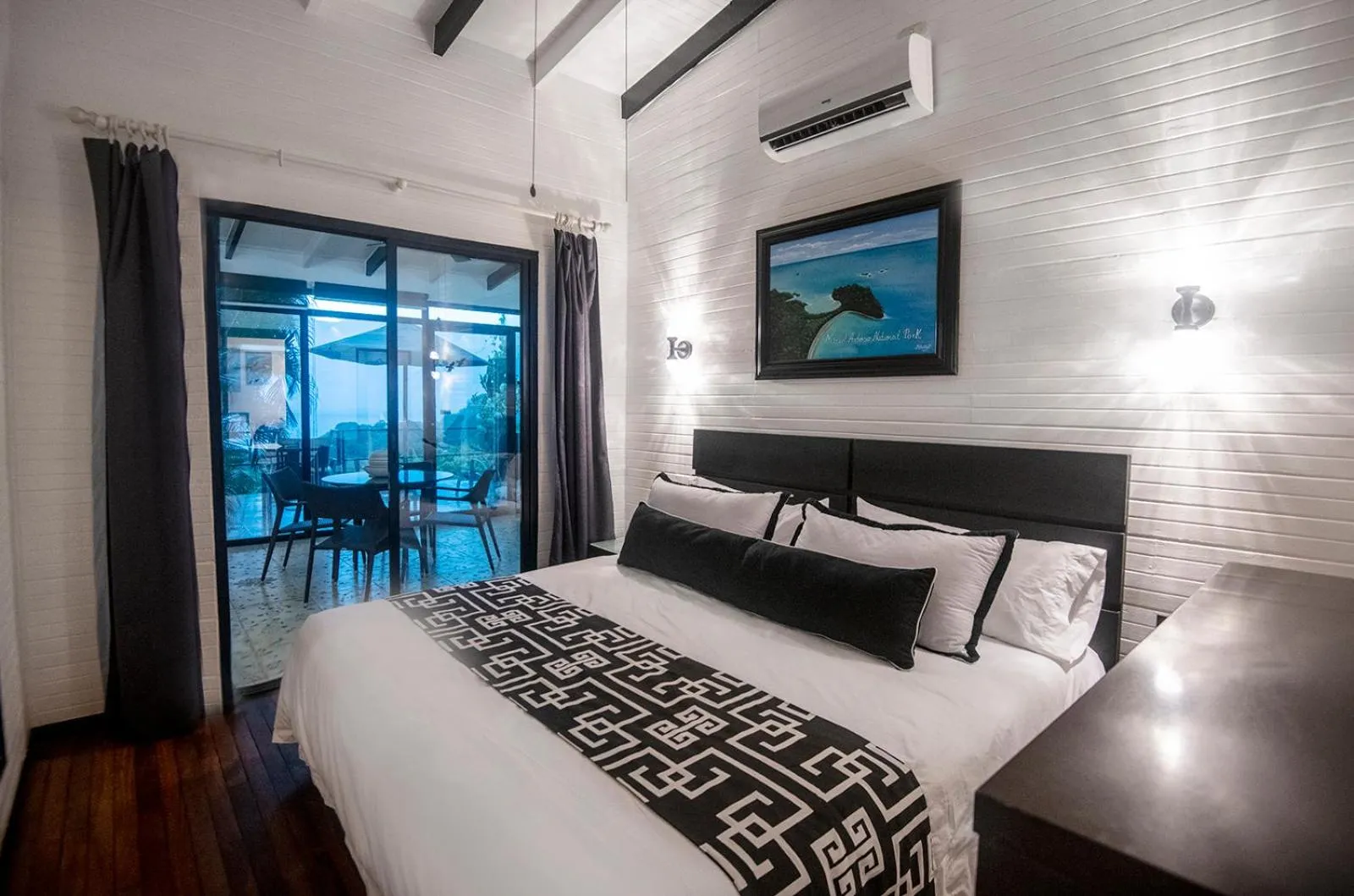 Bed in Villa Roca Boutique Resort & Suites - ADULT ONLY