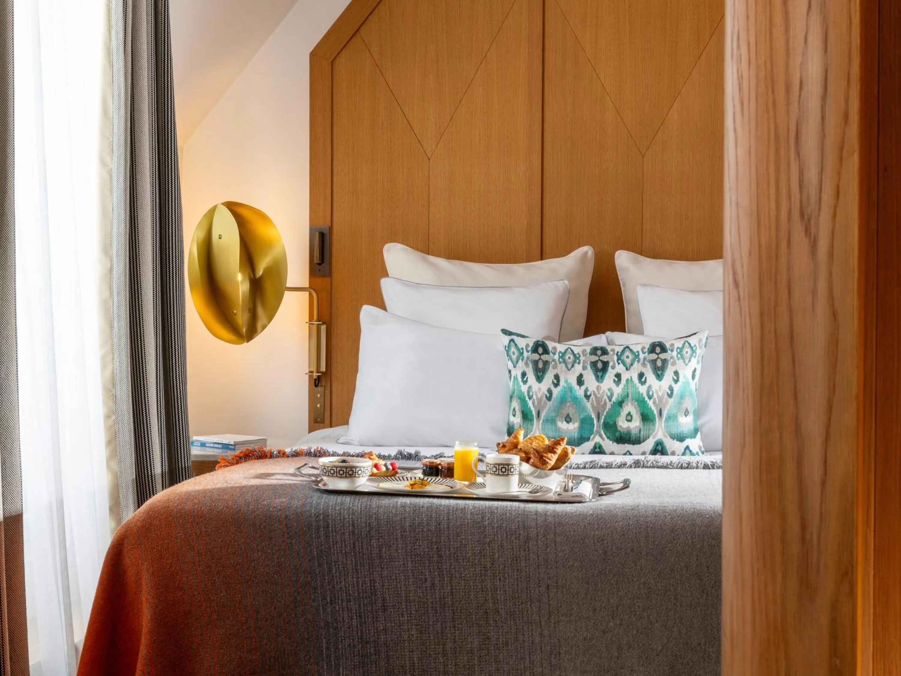 Bedroom, Bed in Hôtel Vernet Champs Elysées Paris