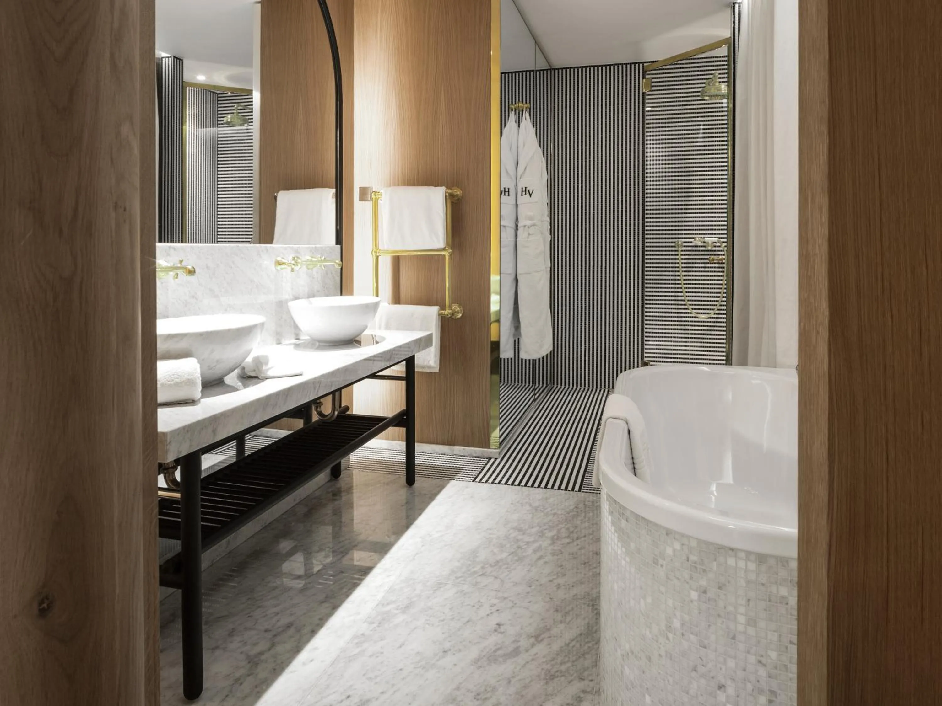 Shower, Bed in Hôtel Vernet Champs Elysées Paris