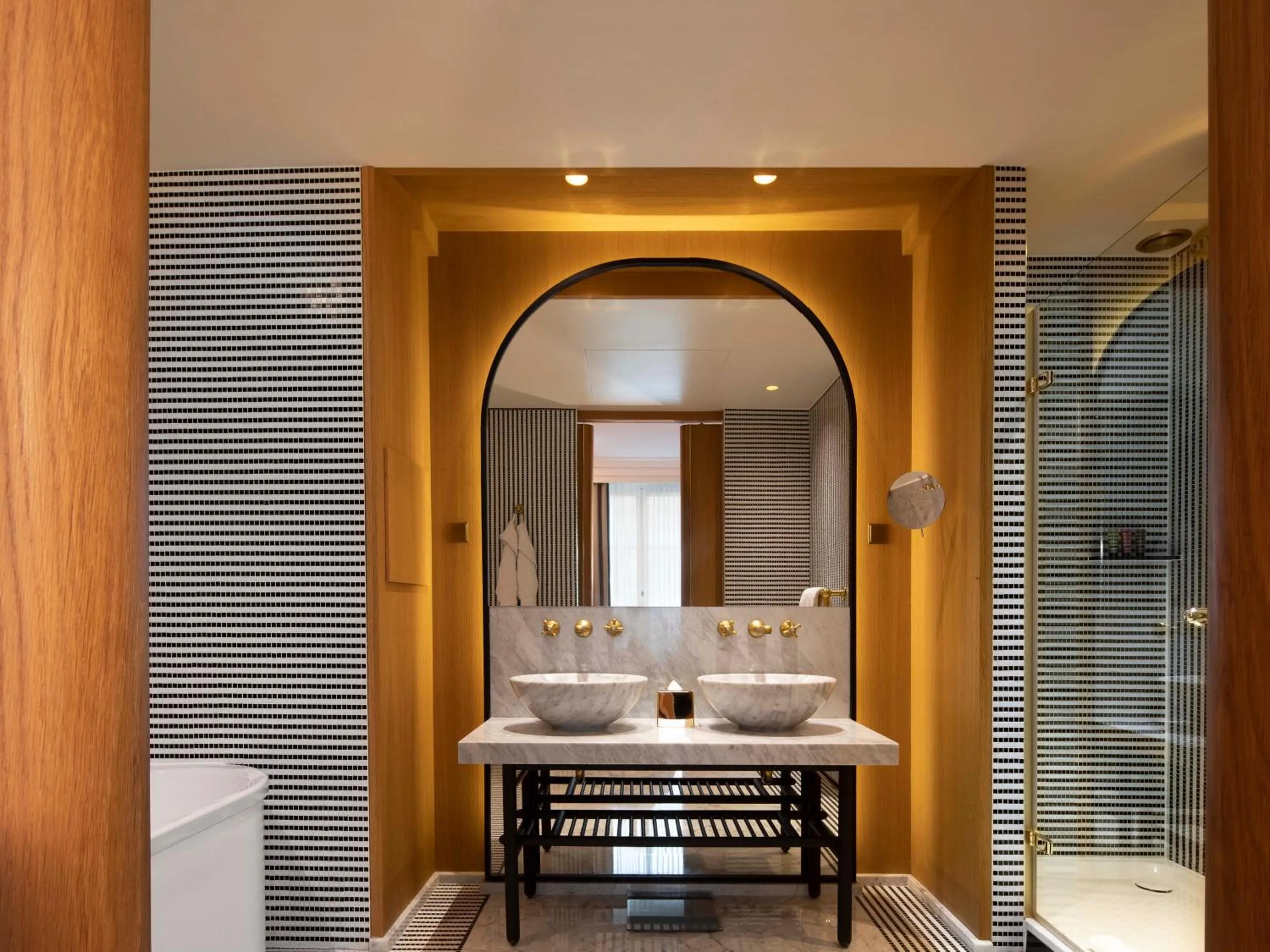 Bathroom in Hôtel Vernet Champs Elysées Paris