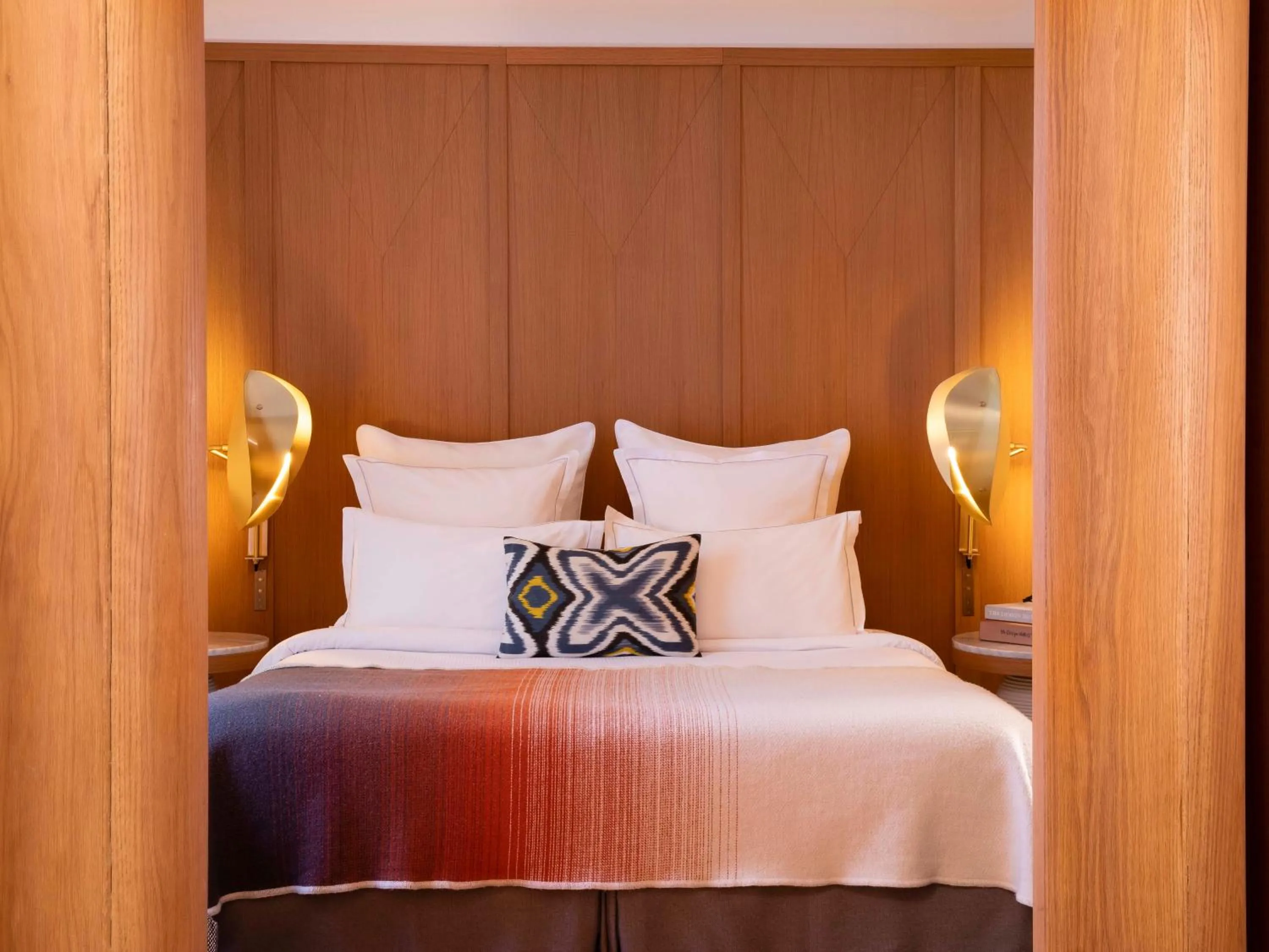 Bedroom, Bed in Hôtel Vernet Champs Elysées Paris