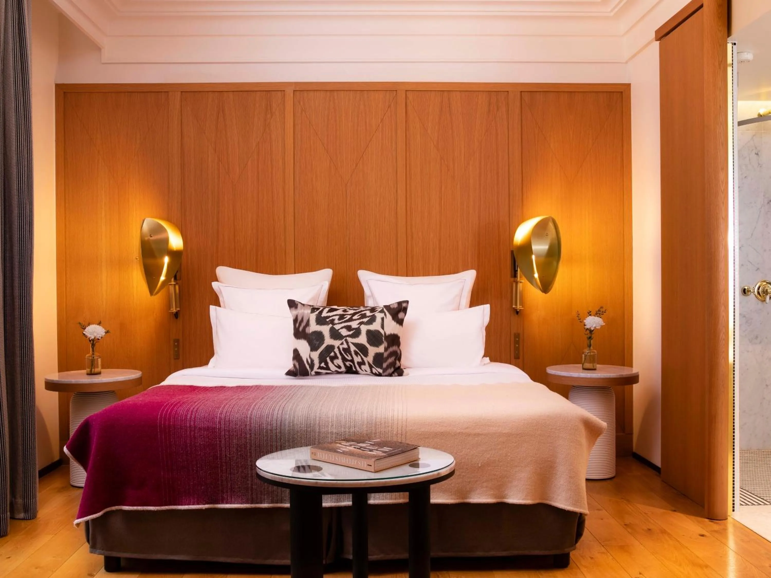 Bedroom, Bed in Hôtel Vernet Champs Elysées Paris