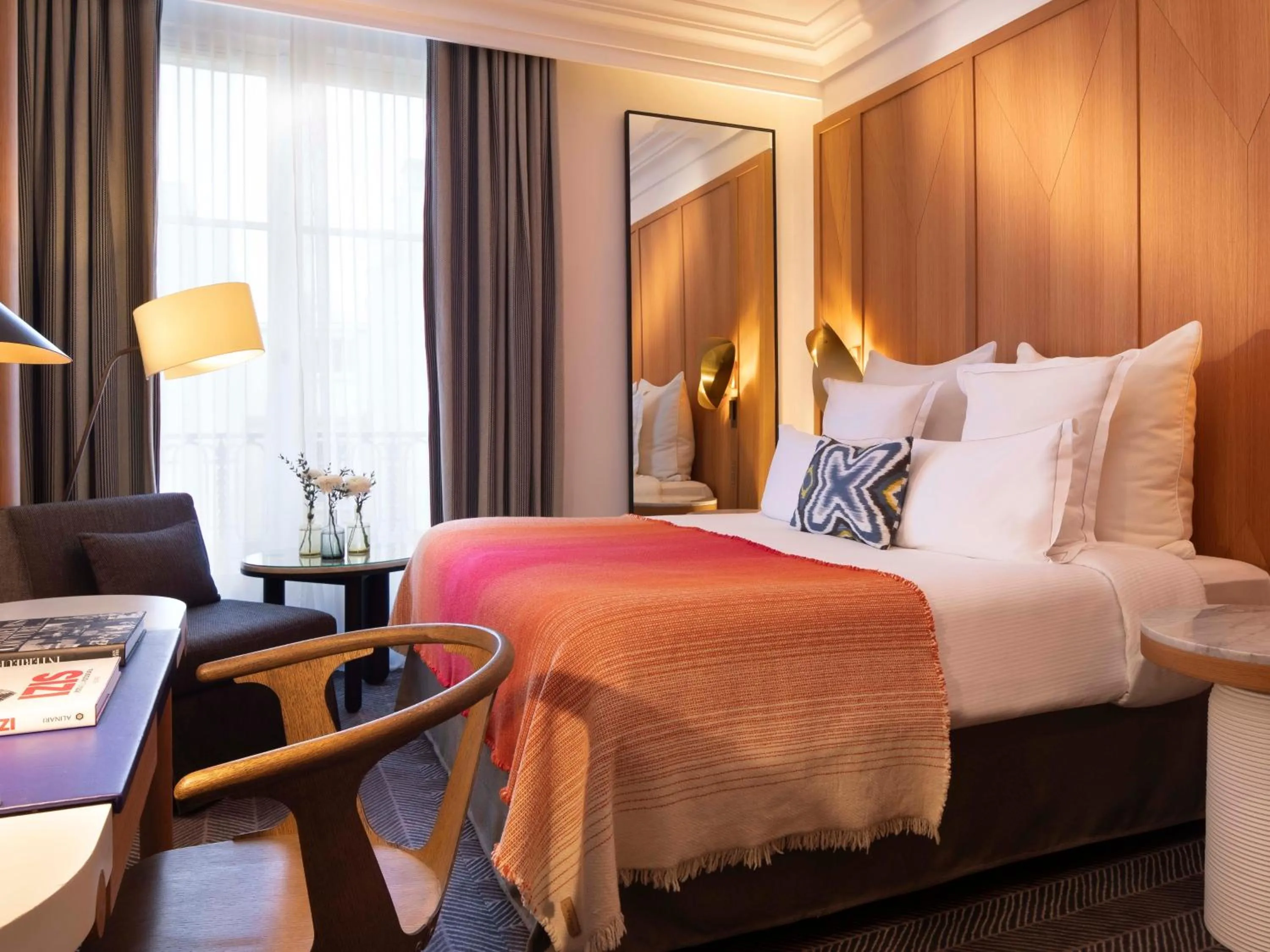 Bedroom, Bed in Hôtel Vernet Champs Elysées Paris