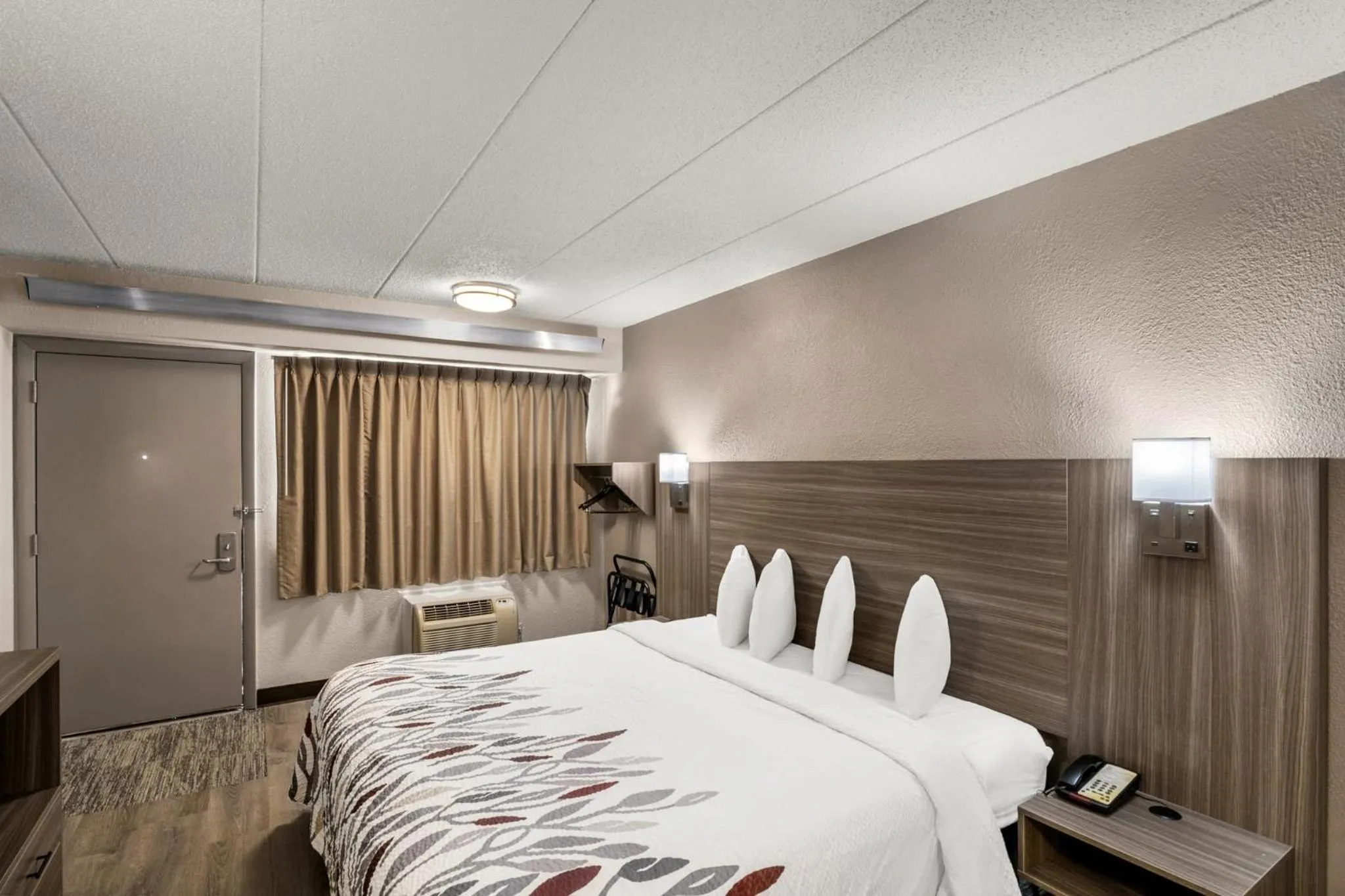 Photo of the whole room, Bed in Red Roof Inn Enfield