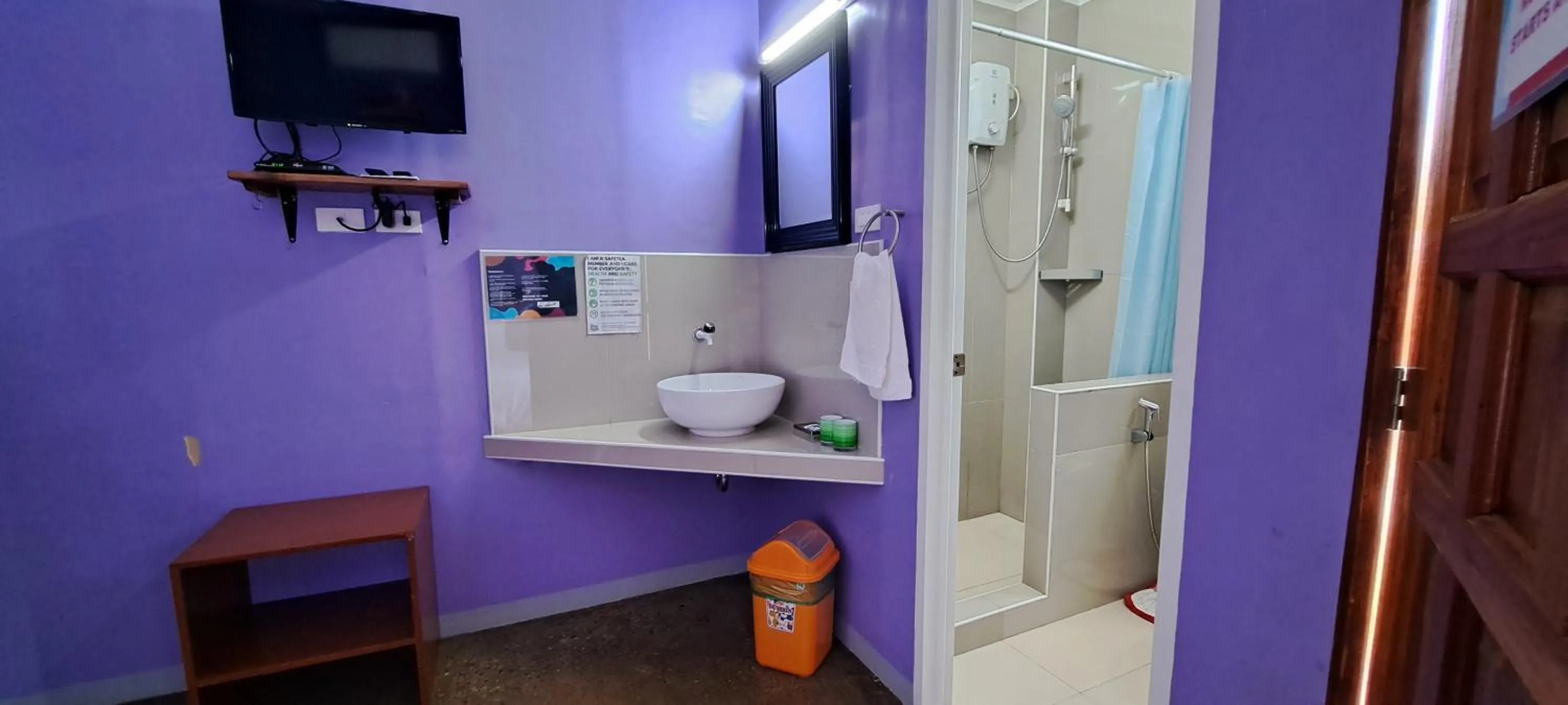 Toilet in In Dai Aquasports and Beach Resort