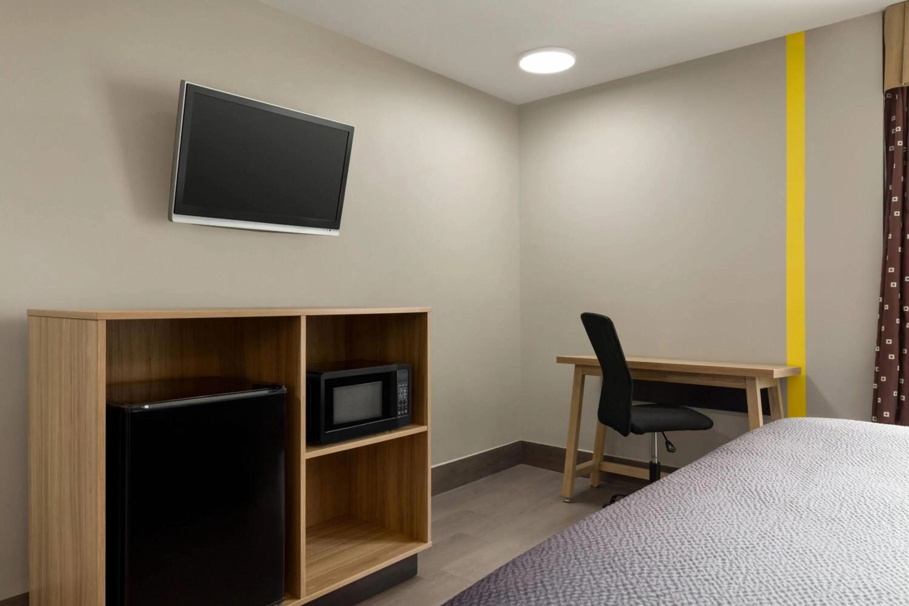 Photo of the whole room, Bed in Super 8 by Wyndham Meadowlands