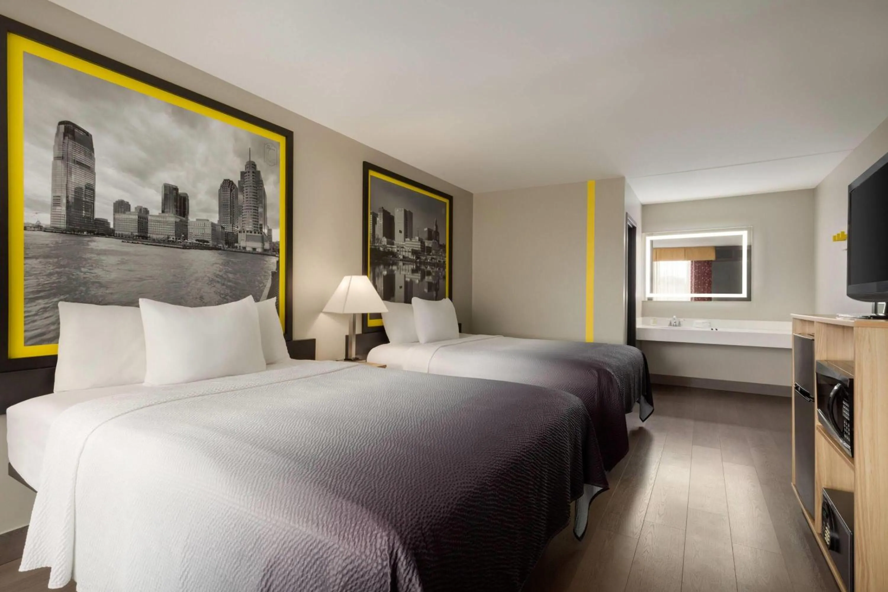 Photo of the whole room, Bed in Super 8 by Wyndham Meadowlands