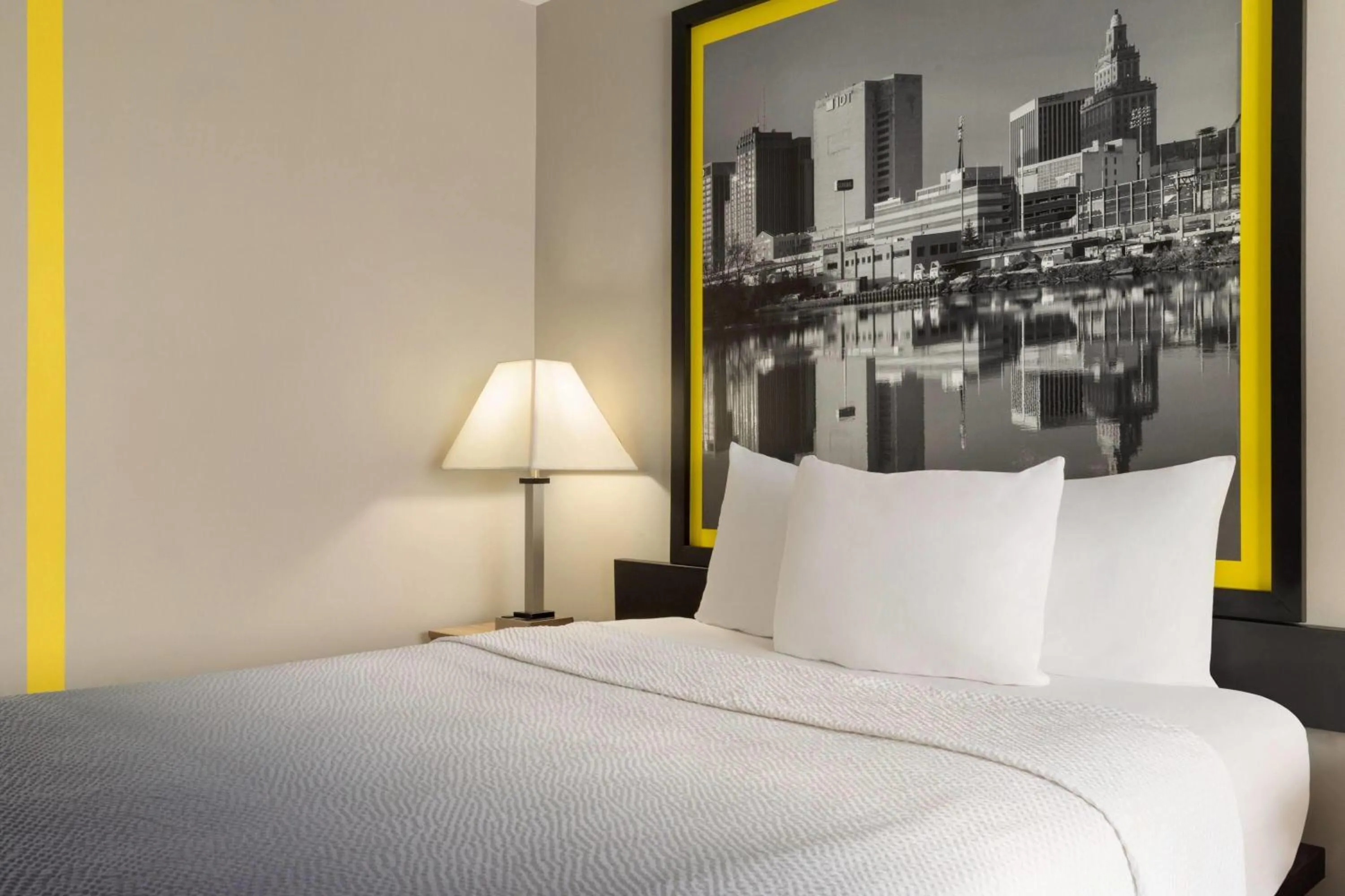 Photo of the whole room, Bed in Super 8 by Wyndham Meadowlands