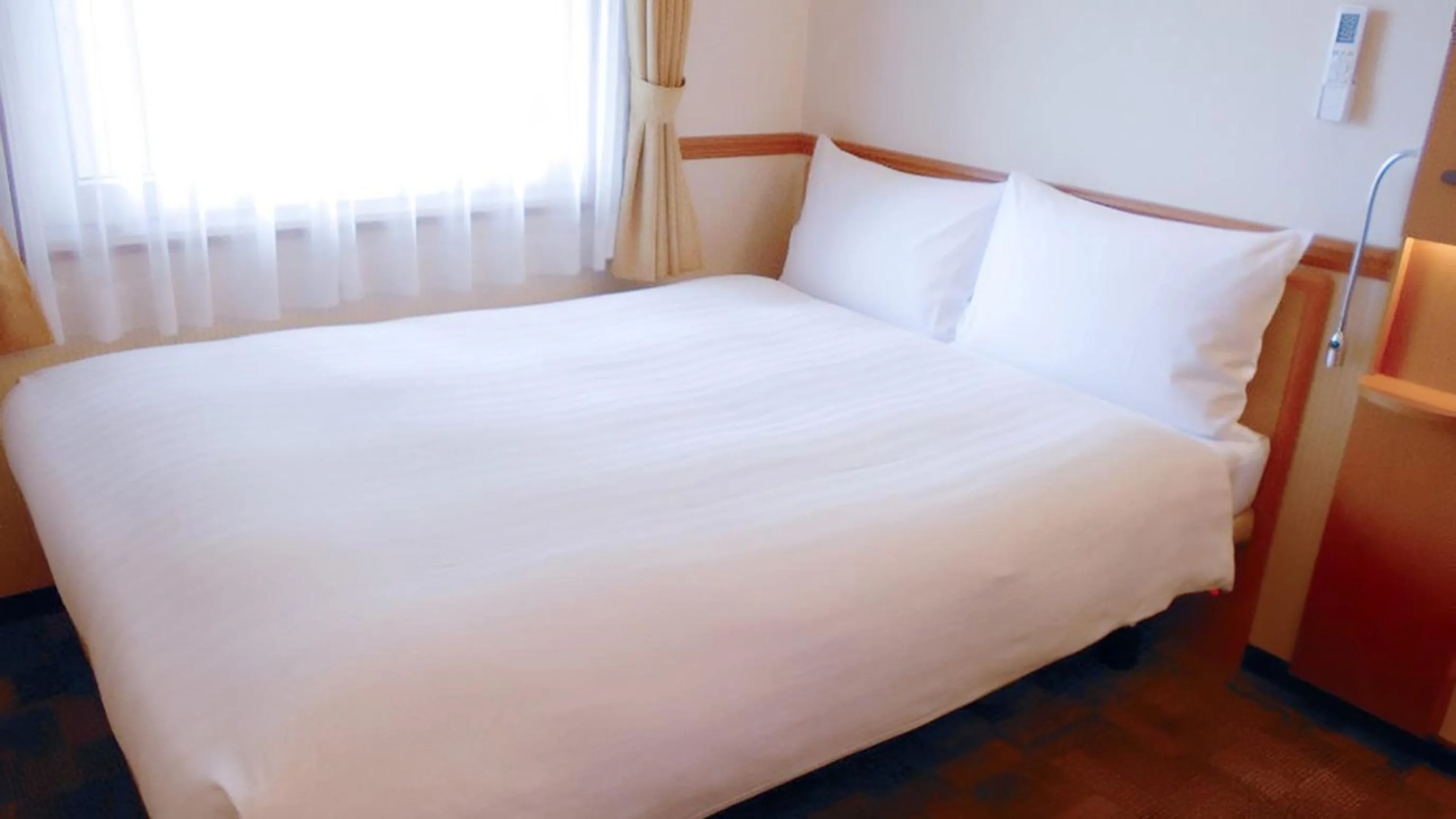 Bedroom, Bed in Toyoko Inn Shin-yamaguchi-eki Shinkansen-guchi