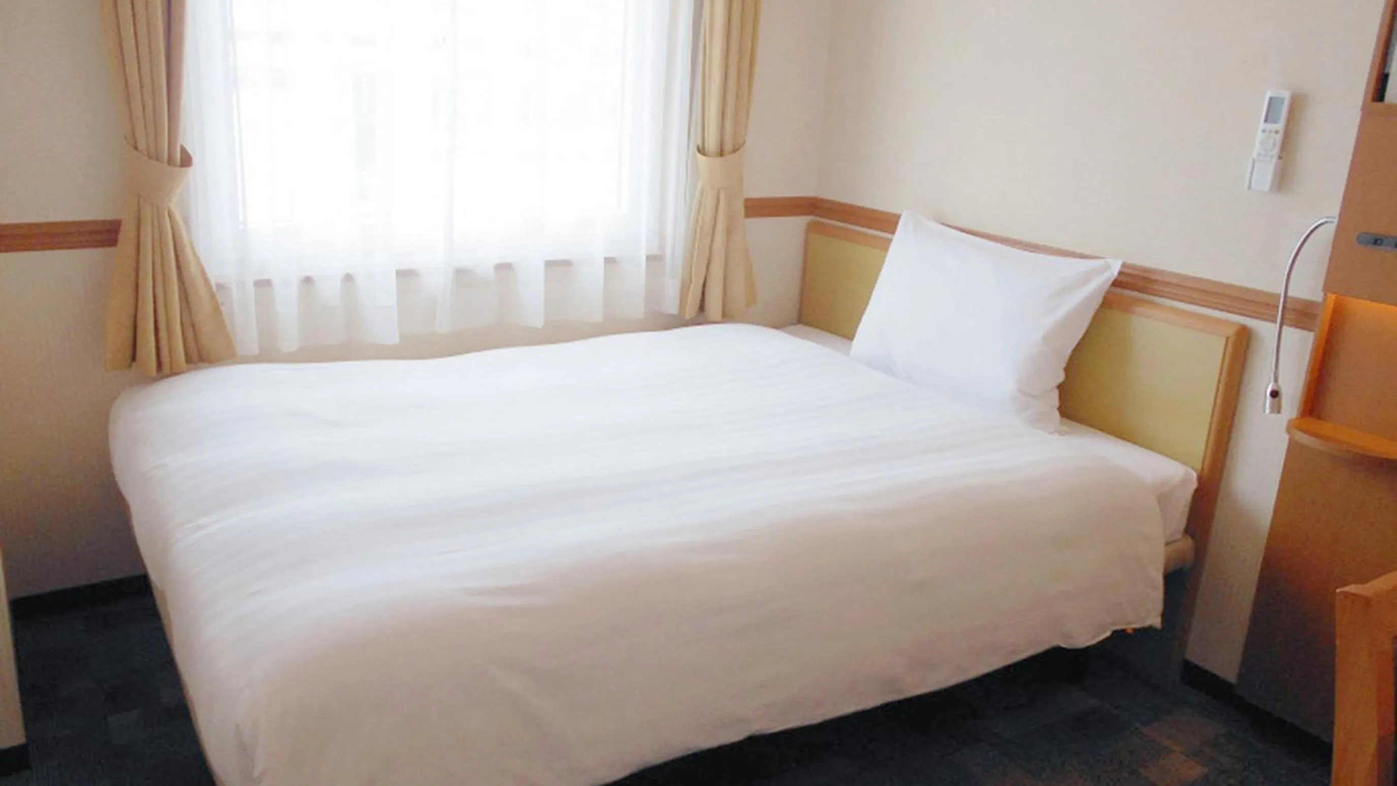 Bedroom, Bed in Toyoko Inn Shin-yamaguchi-eki Shinkansen-guchi