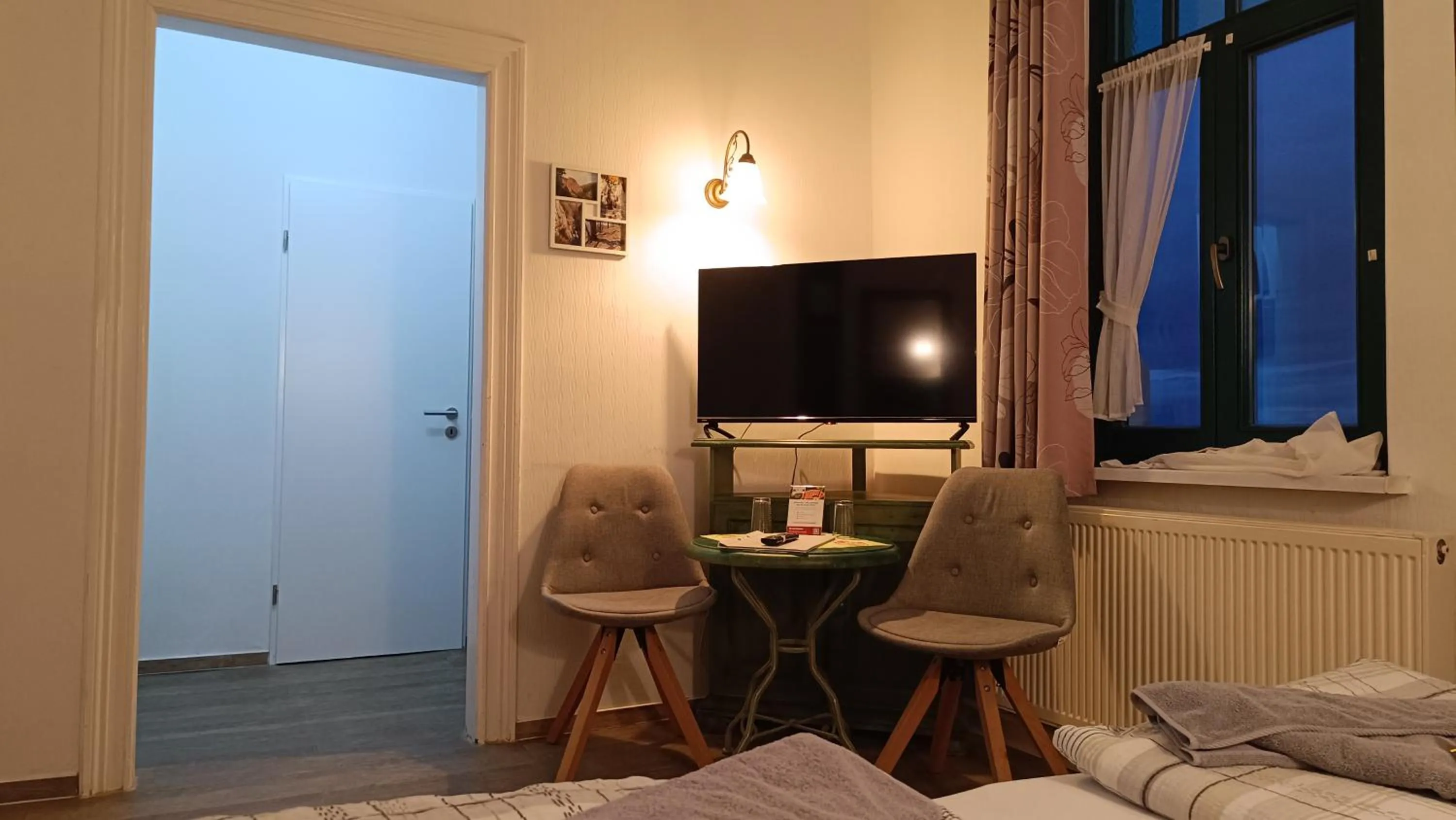 Seating area, Bed in Hotel Villa Alice