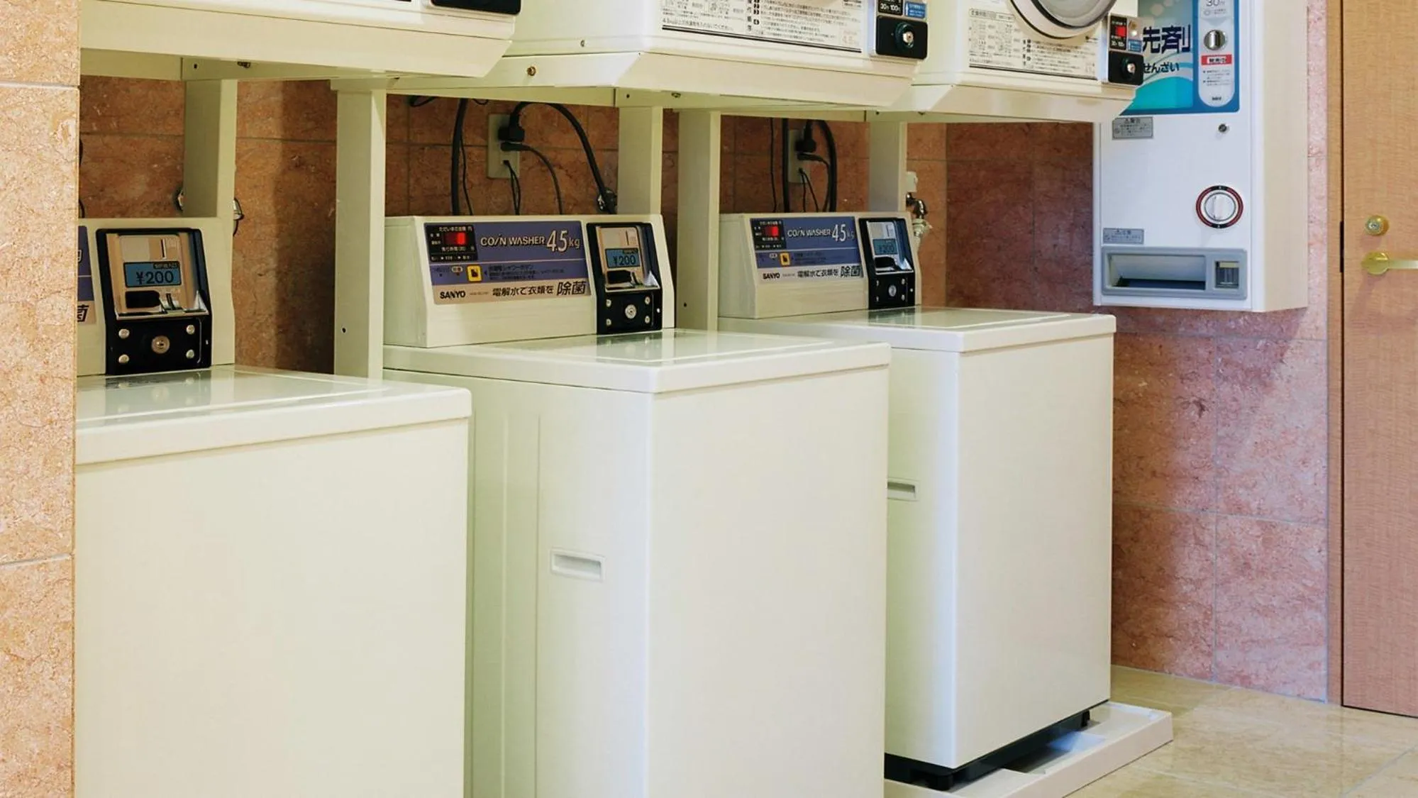 laundry in Toyoko Inn Tokuyama-eki Shinkansen-guchi