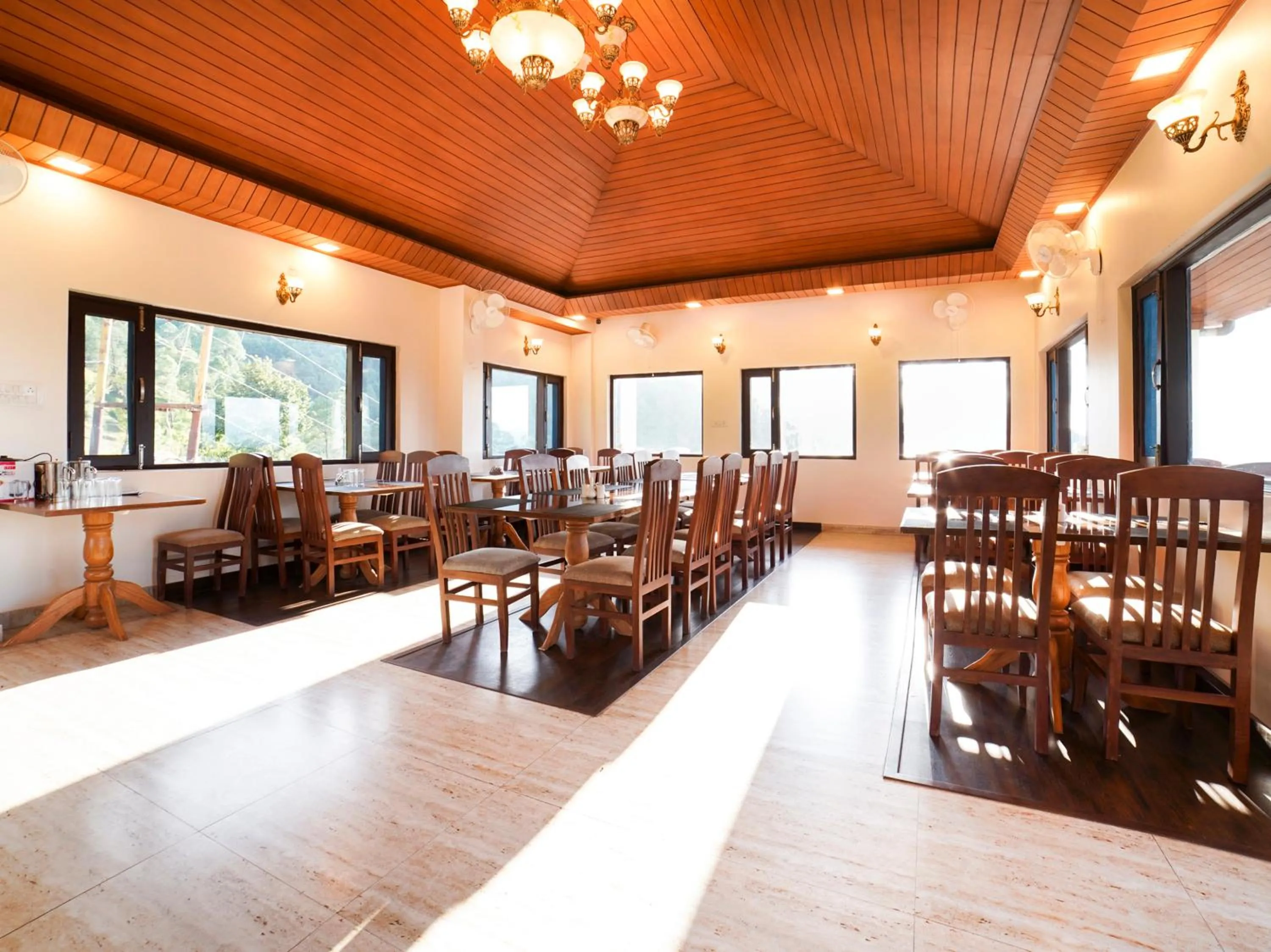 Restaurant/places to eat in Boros Resorts Binsar