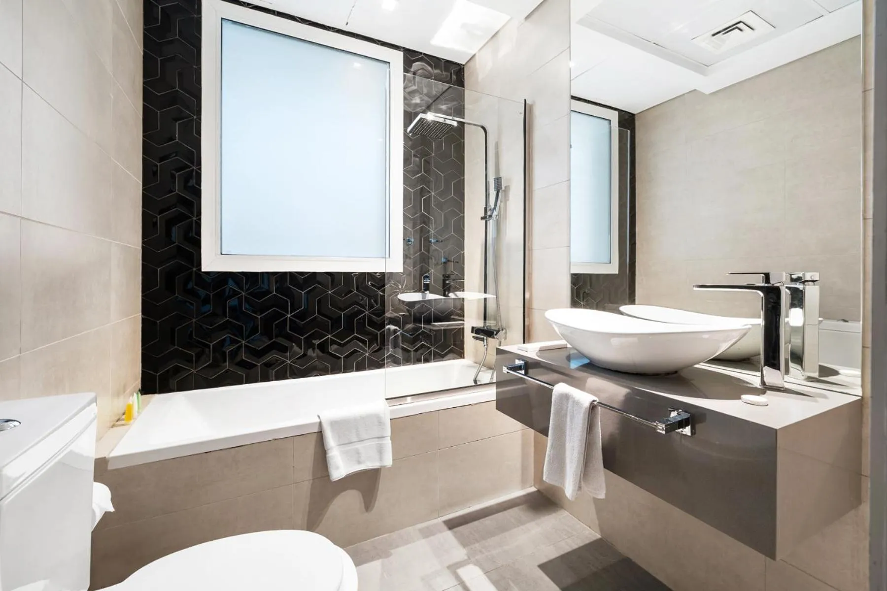 Bath in Unlock Metropolis Business Bay