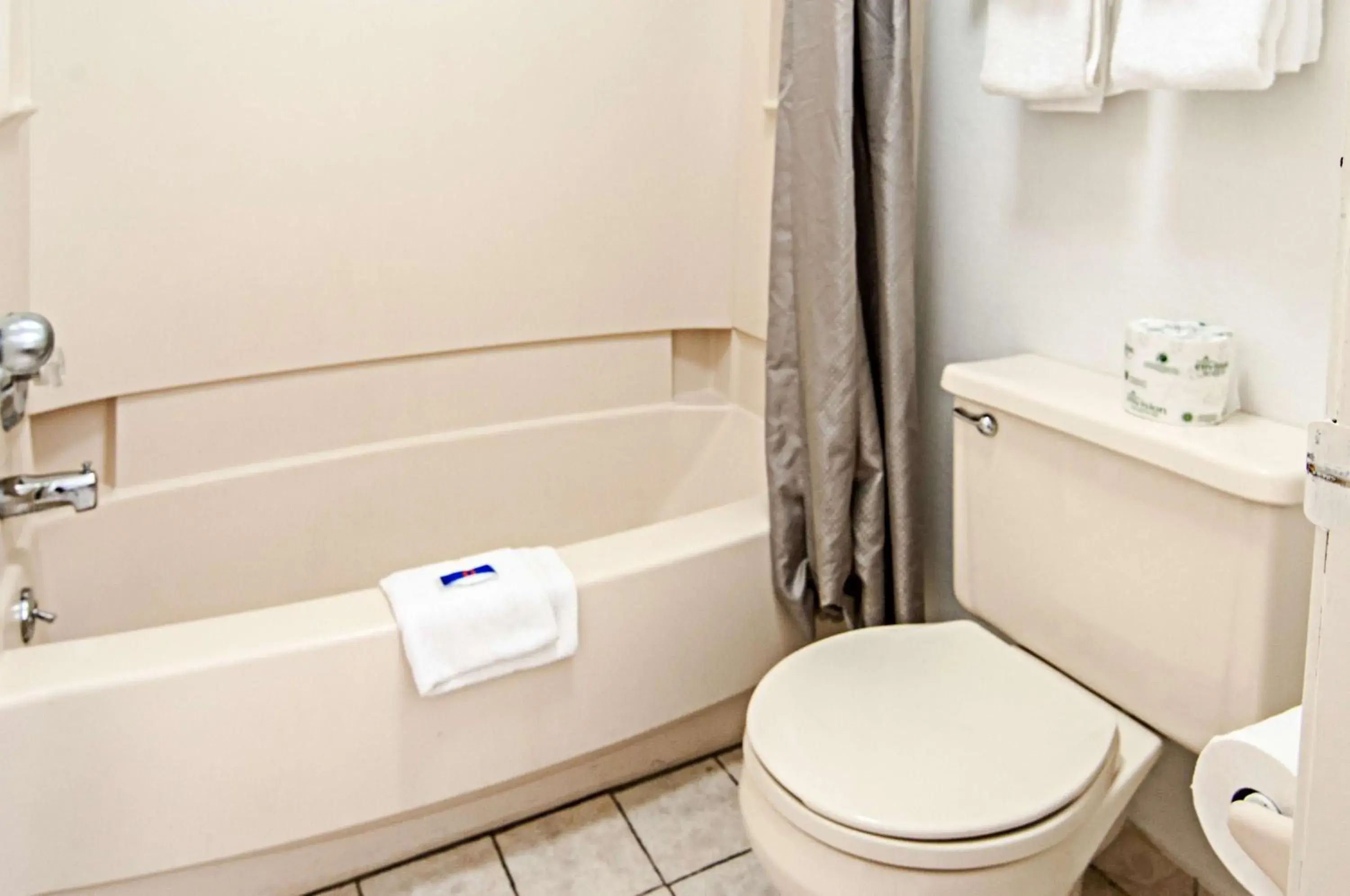 Deluxe Quadruple Room - single occupancy - Non-Smoking in Motel 6-Southgate, MI - Detroit Deluxe Quadruple Room - single occupancy - Non-Smoking in Motel 6-Southgate, MI - Detroit