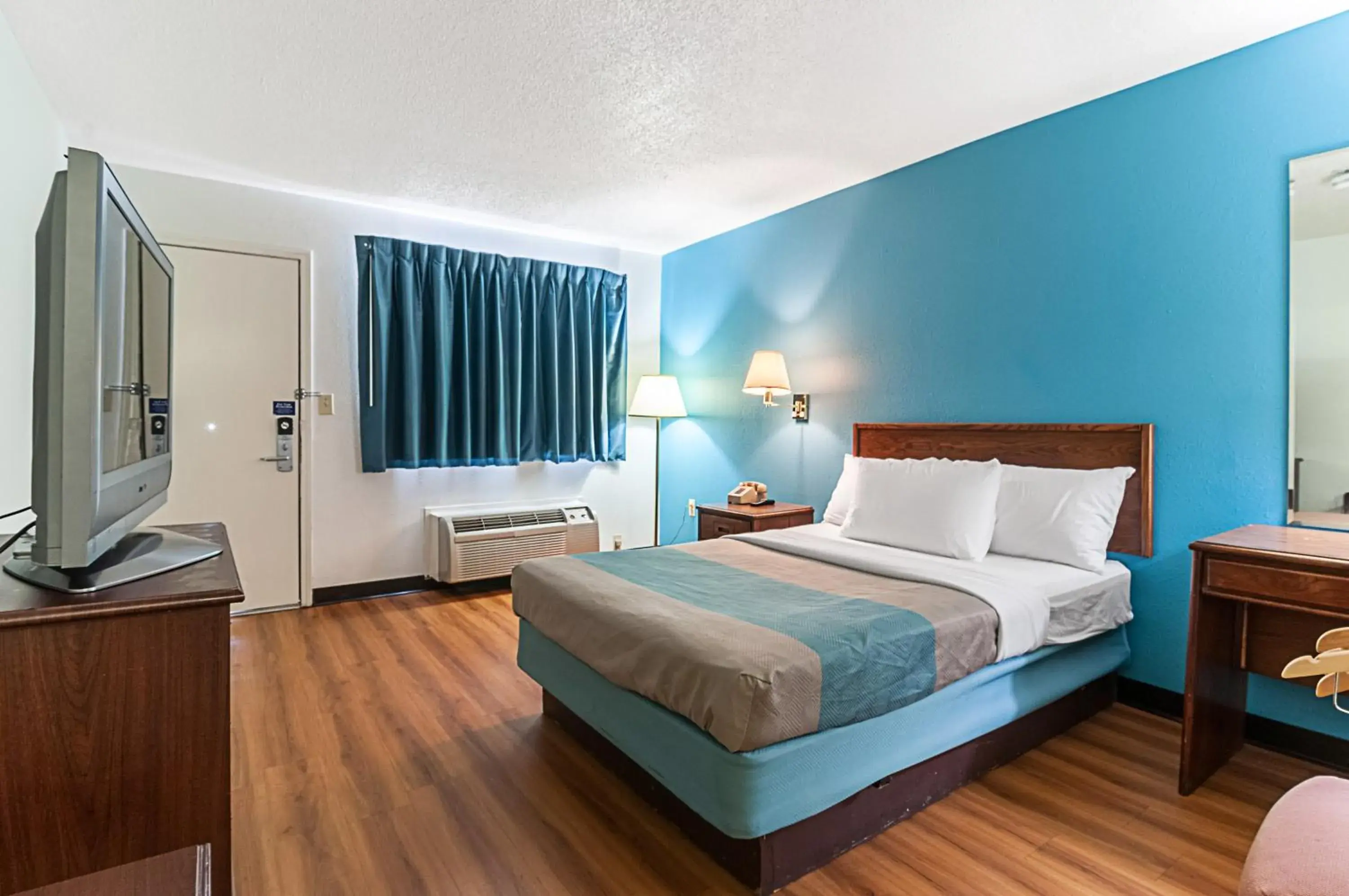 Queen Room - single occupancy - Smoking in Motel 6-Southgate, MI - Detroit Queen Room - single occupancy - Smoking in Motel 6-Southgate, MI - Detroit