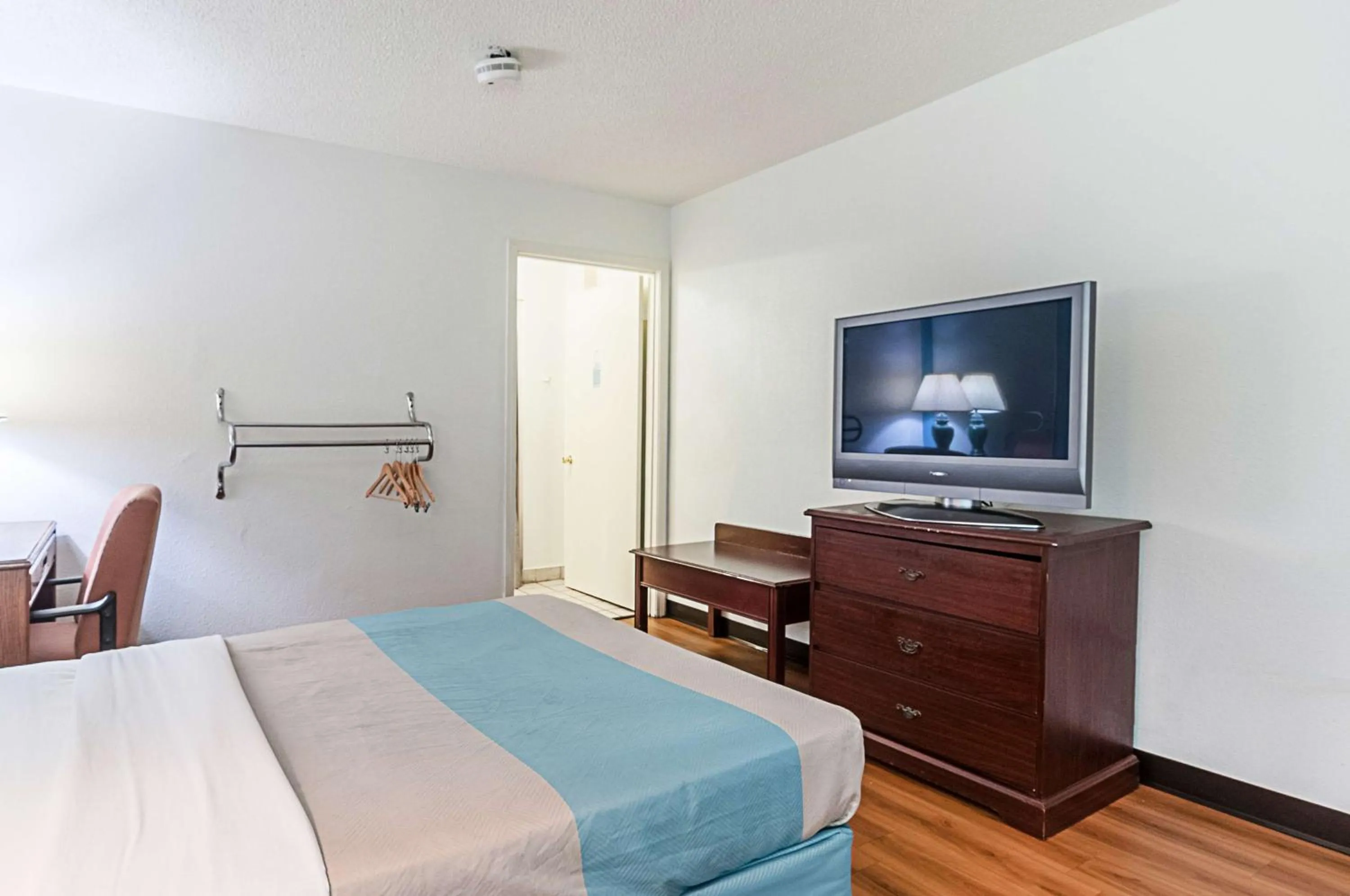 Bedroom, Bed in Motel 6-Southgate, MI - Detroit