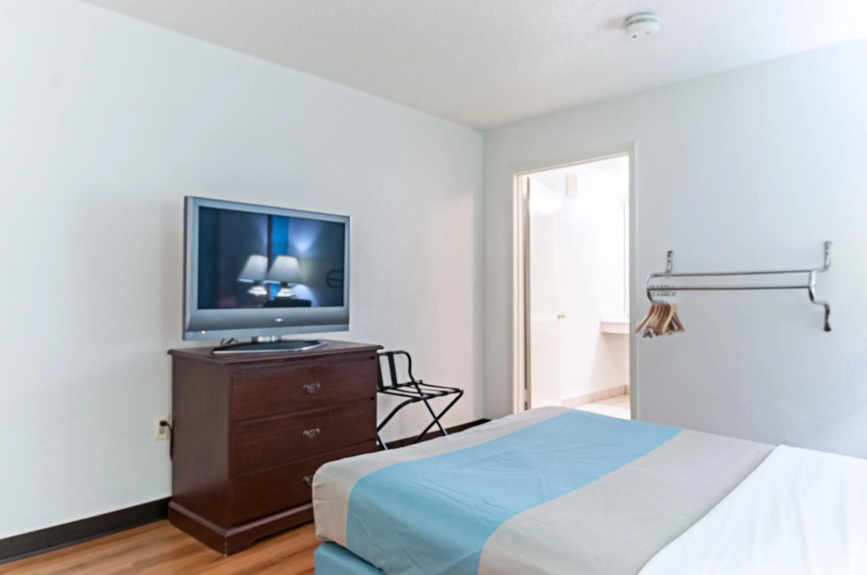 Bedroom, Bed in Motel 6-Southgate, MI - Detroit