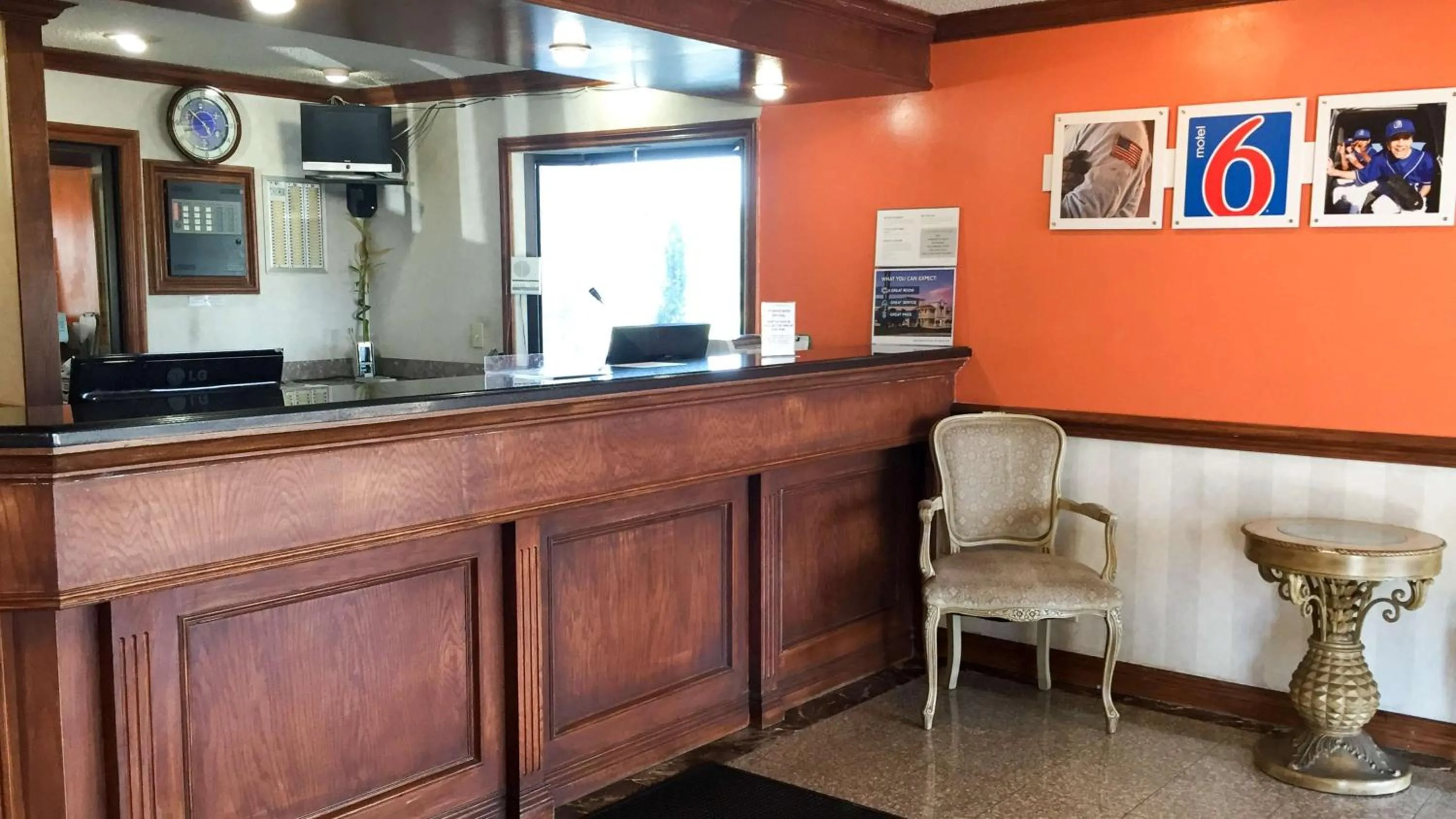 Lobby or reception in Motel 6-Southgate, MI - Detroit