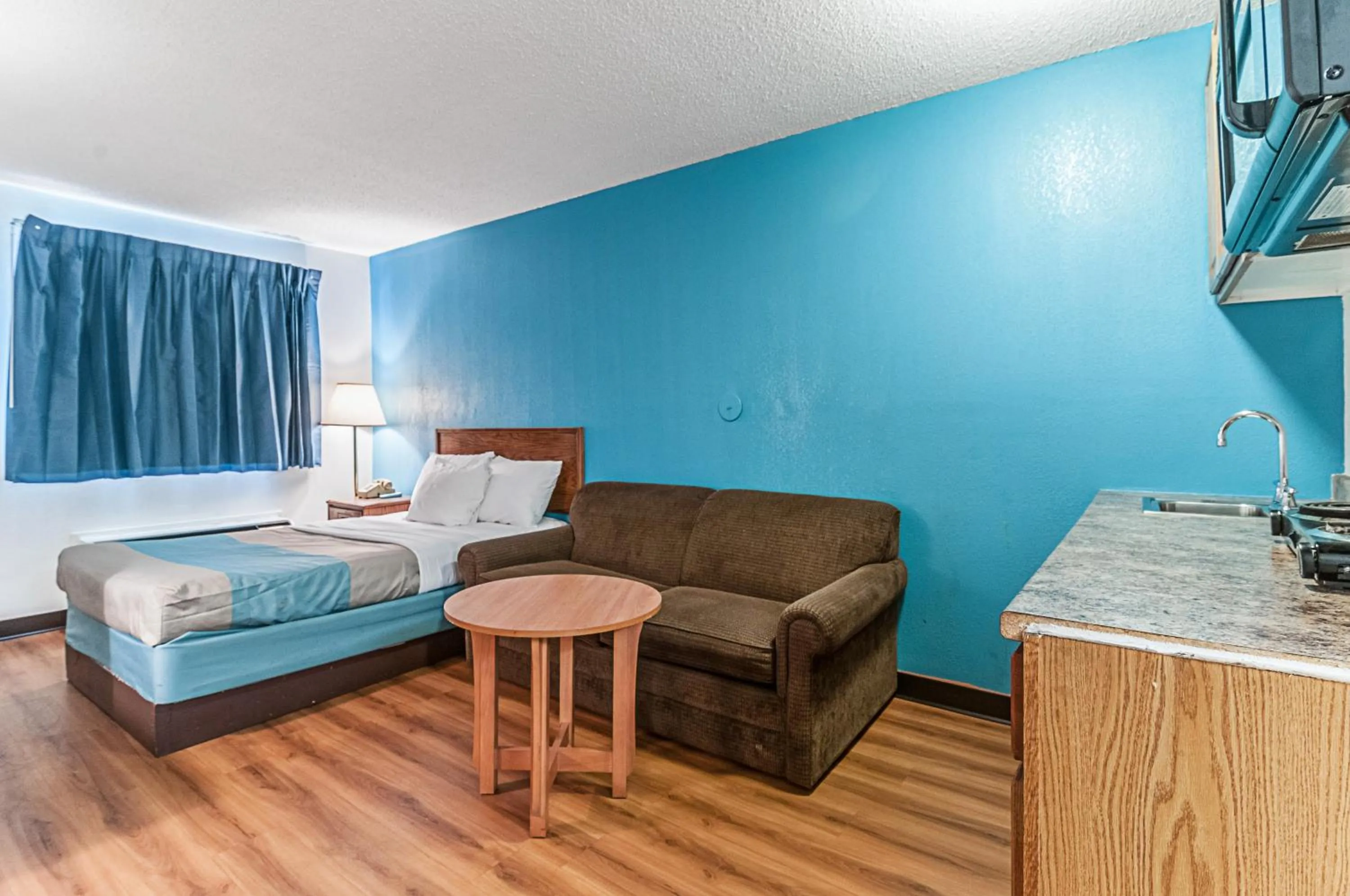 Bedroom, Bed in Motel 6-Southgate, MI - Detroit