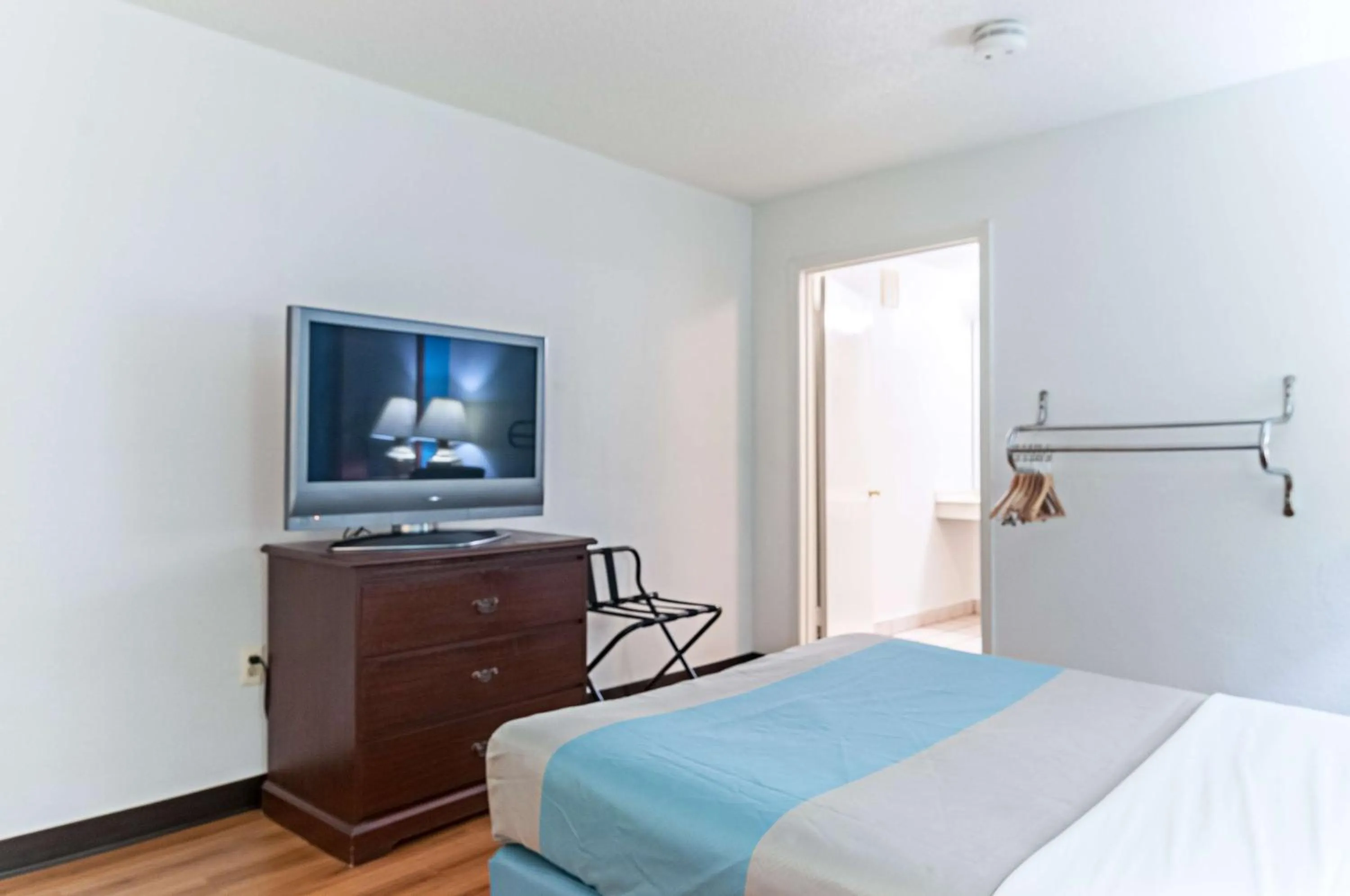 Bedroom, Bed in Motel 6-Southgate, MI - Detroit