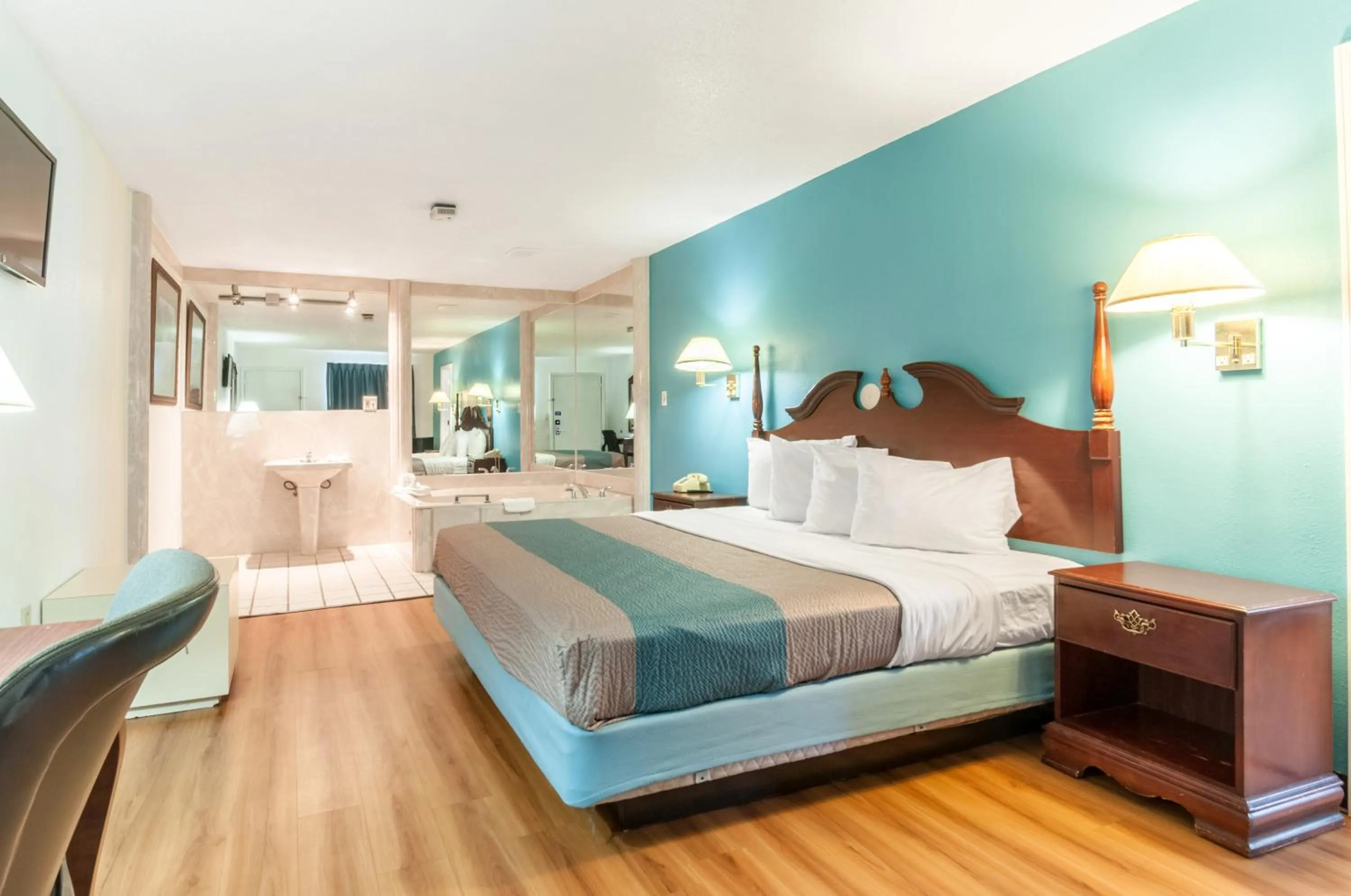 Bedroom, Bed in Motel 6-Southgate, MI - Detroit