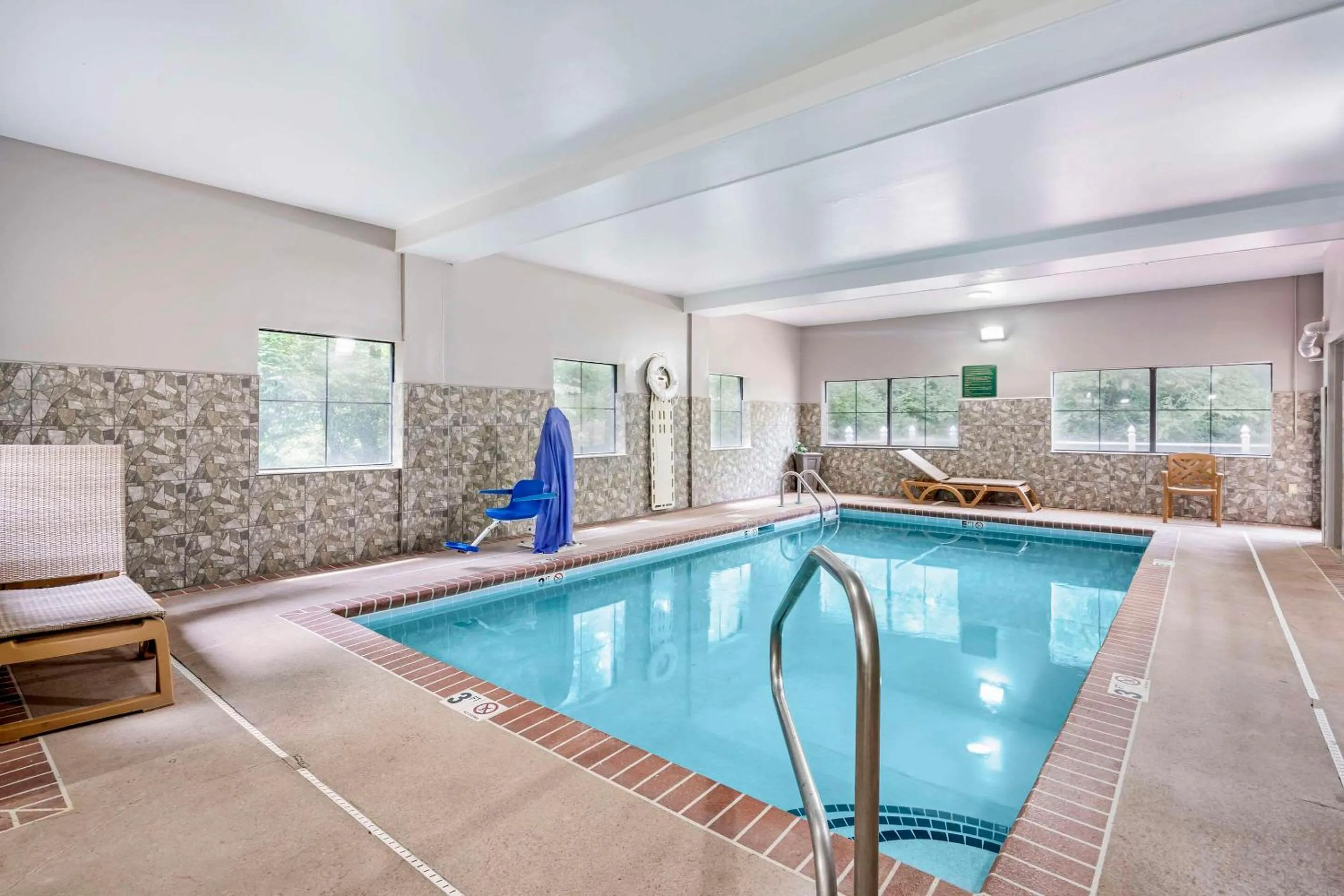 Swimming pool in Country Inn & Suites by Radisson, Pickerington, OH