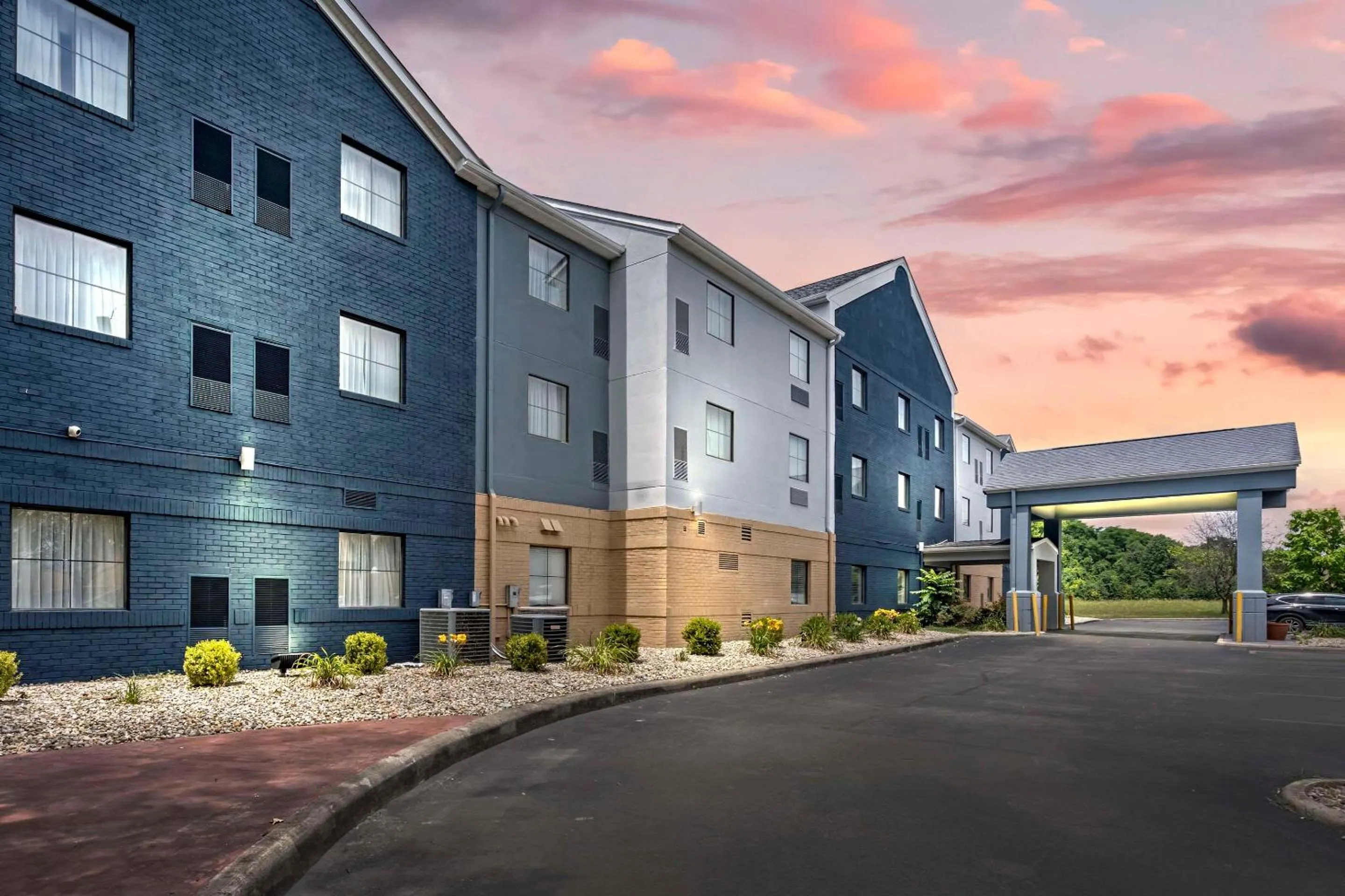 Property building in Country Inn & Suites by Radisson, Pickerington, OH