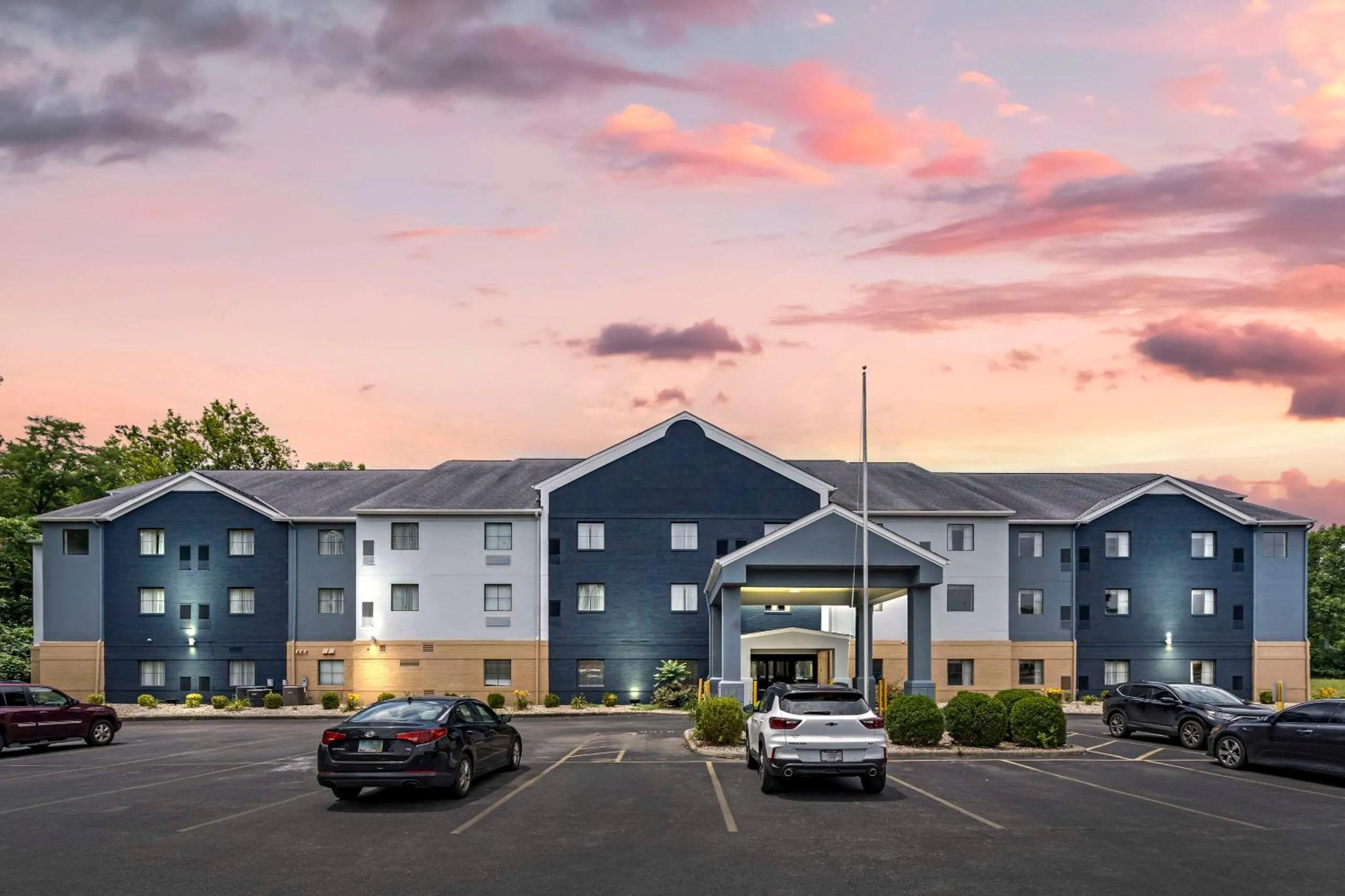 Property building in Country Inn & Suites by Radisson, Pickerington, OH