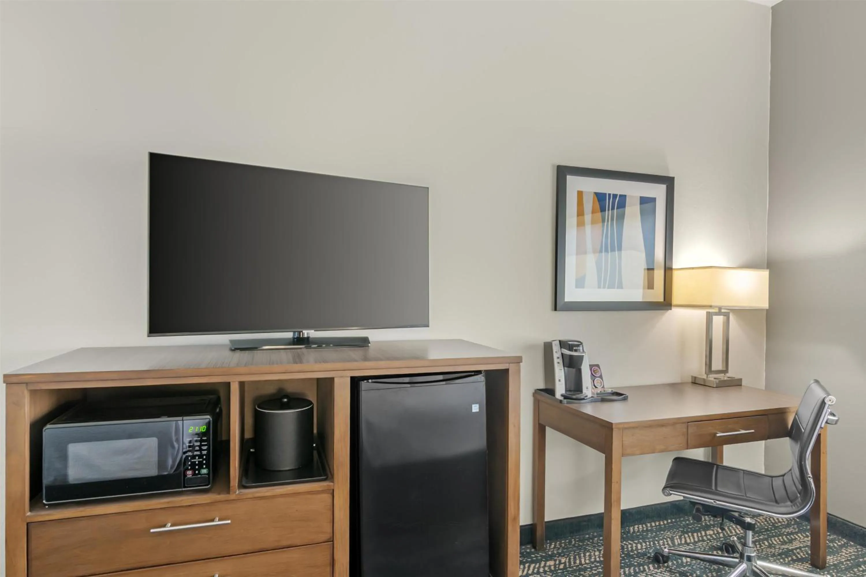 Bedroom in Best Western Plus Washington Hotel