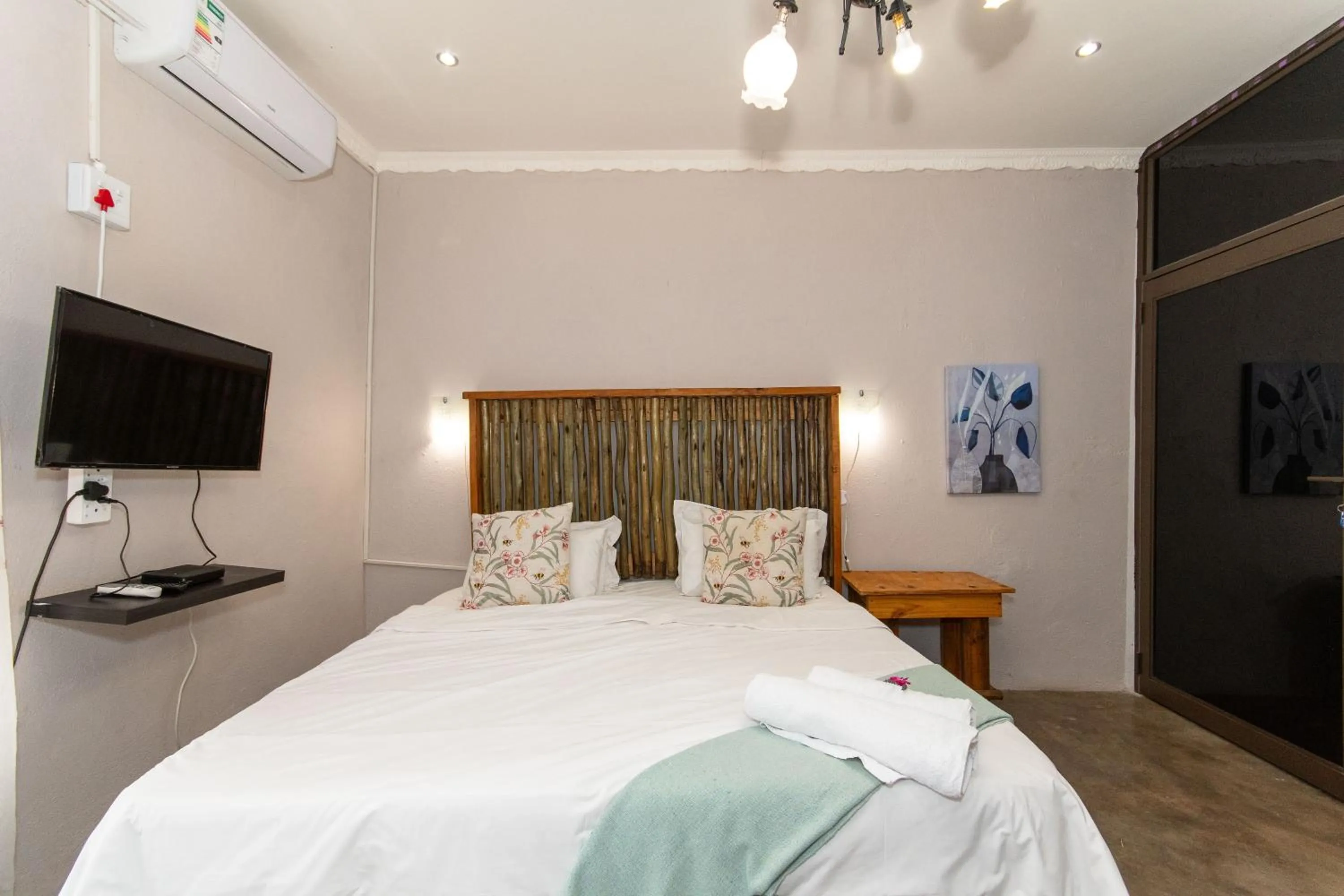 TV and multimedia, Bed in Woodpeckers Guest House