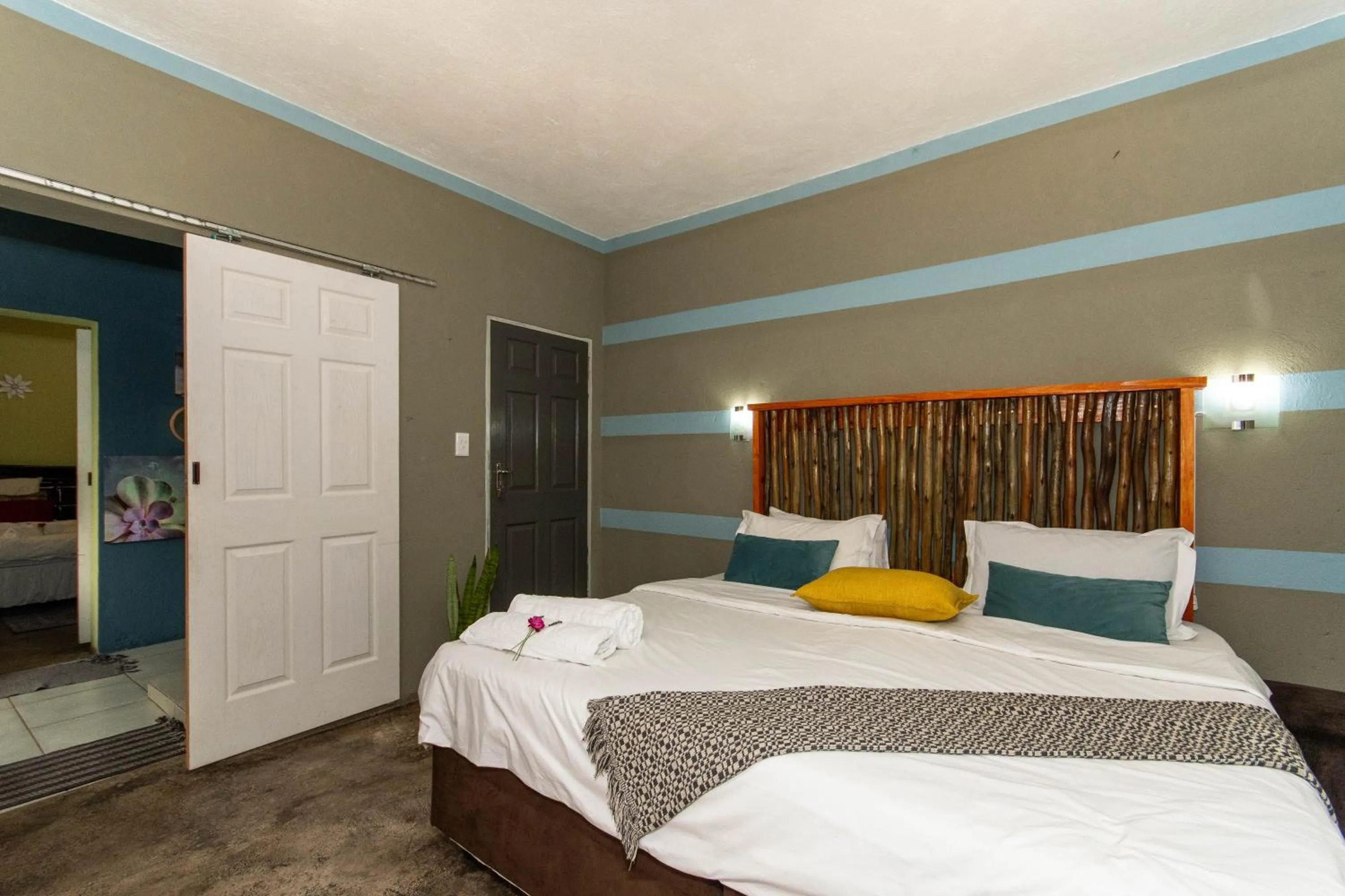 Photo of the whole room, Bed in Woodpeckers Guest House